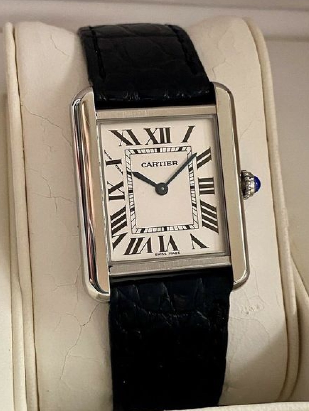 Cartier Tank Must Watch Large Quartz Steel Calfskin Black, Cartier Tank Louis Watch Large Quartz Yellow Gold Alligator Skin Dark Grey 착용 스타일 - 4