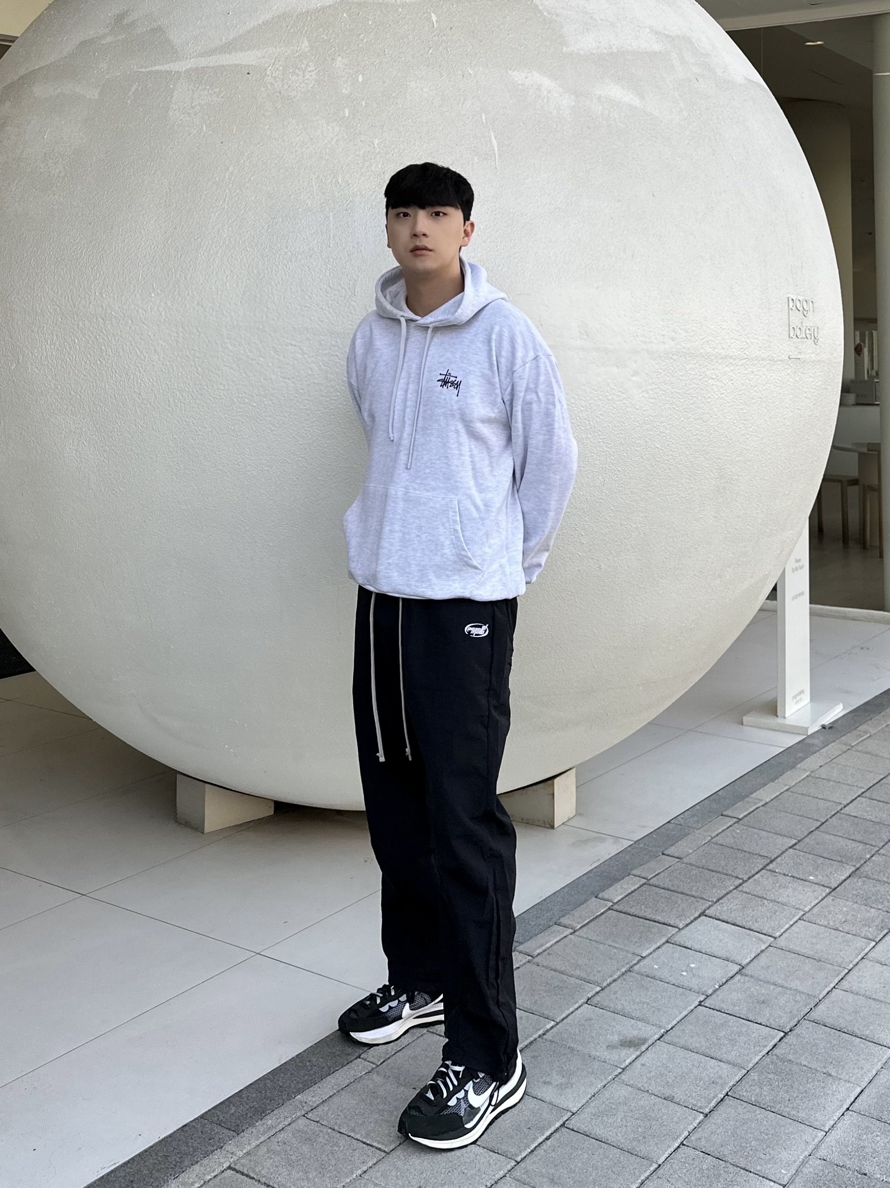 Stussy Basic Stussy Hoodie Ash Heather 2023, Nike x Sacai VaporWaffle Black White 착용 스타일 - 1