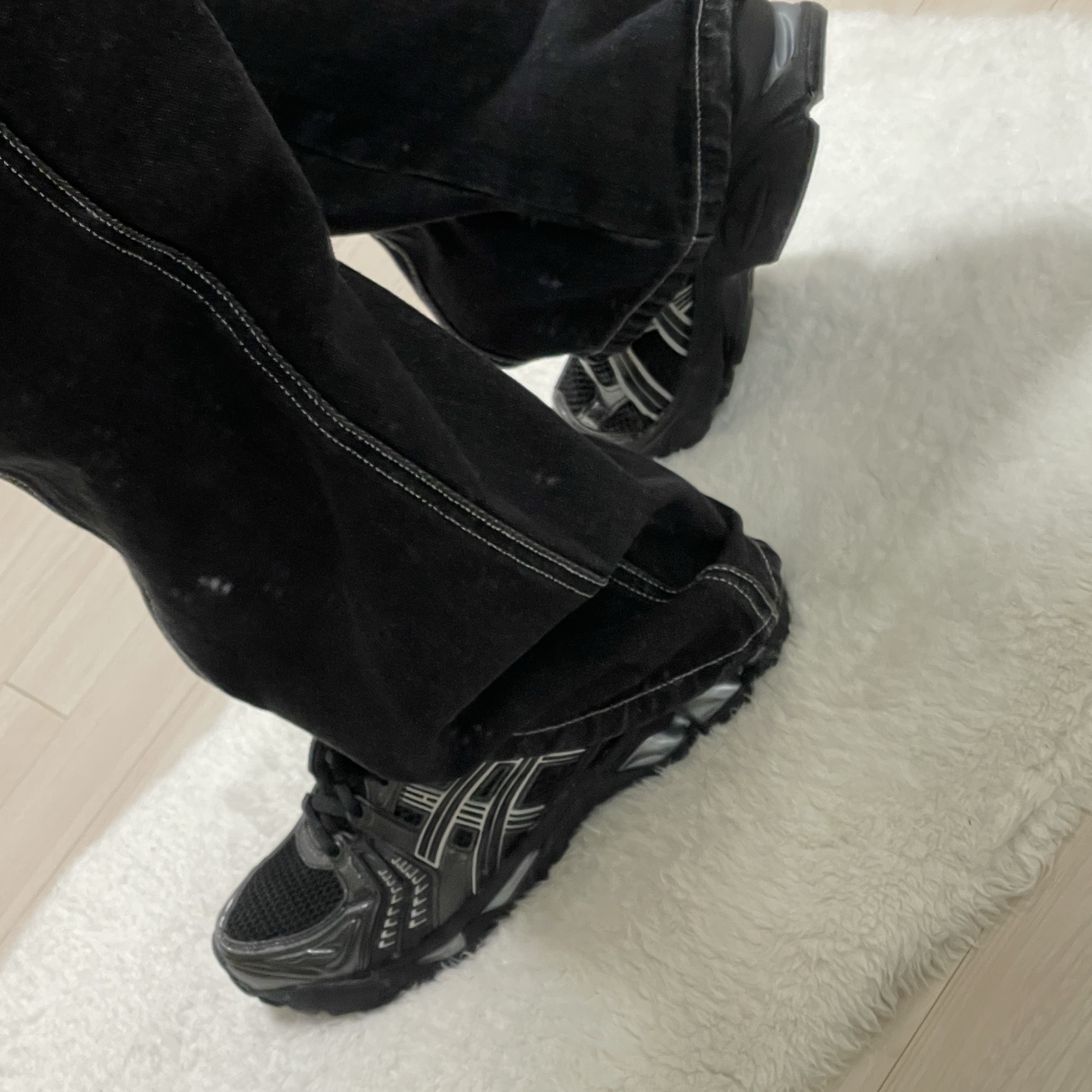 Asics Gel-Kayano 14 Black Pure Silver 착용 스타일 - 3