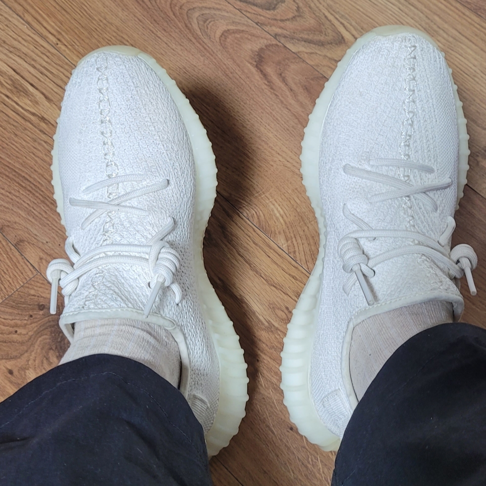 Adidas Yeezy Boost 350 V2 Cream/Triple White 착용 스타일 - 1