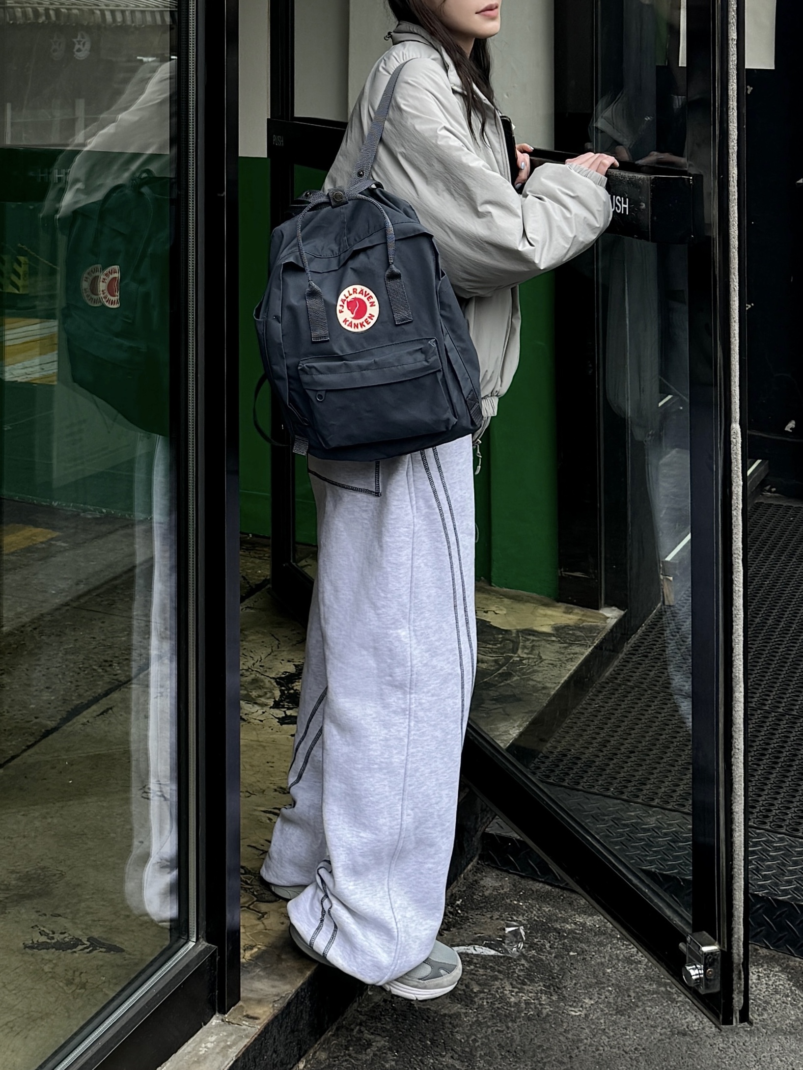 Fjallraven Kanken Graphite, New Balance 993 Made in USA Grey - D Standard 착용 스타일 - 4