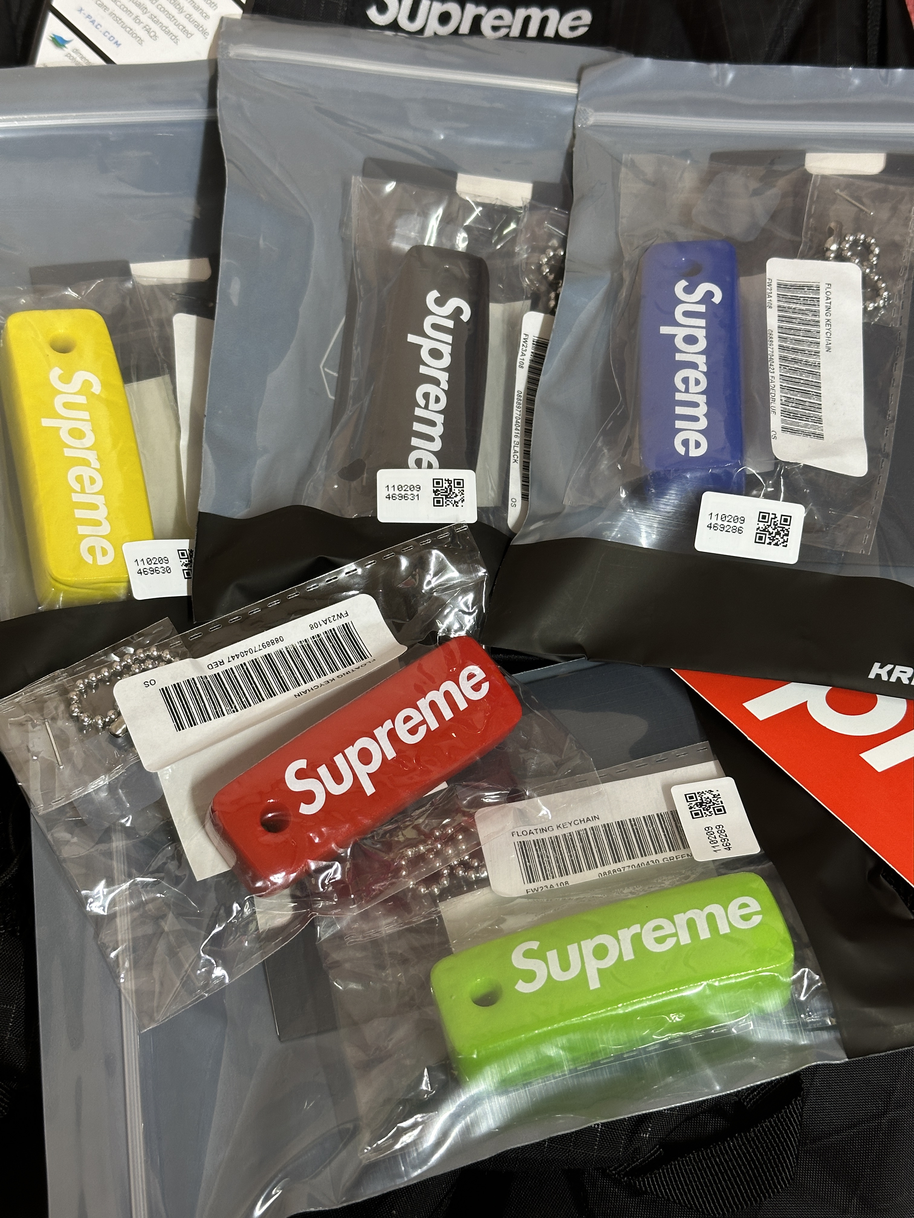 Supreme Floating Keychain Yellow - 23FW, Supreme Floating Keychain Black - 23FW 착용 스타일