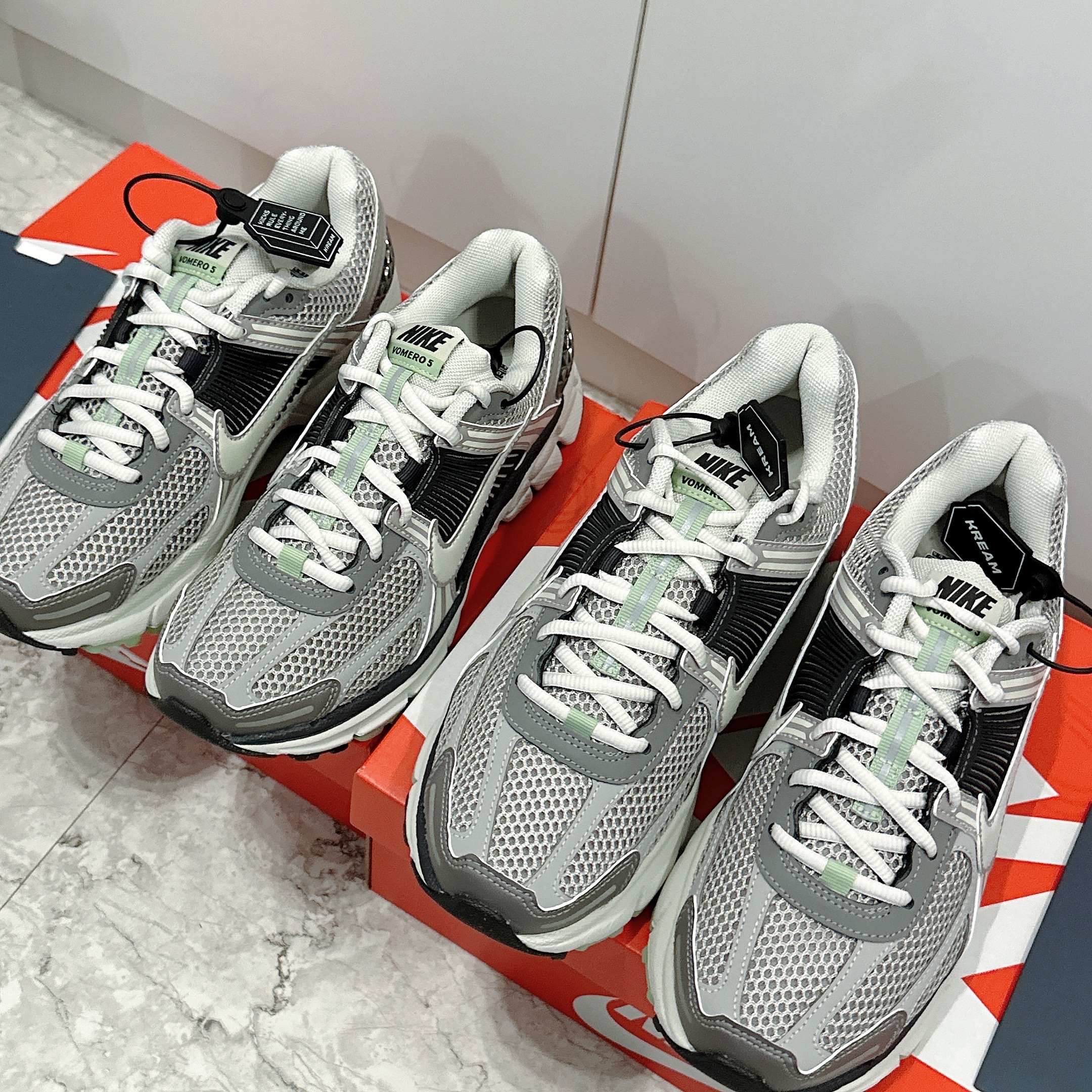 (W) Nike Zoom Vomero 5 Cobblestone and Flat Pewter 착용 스타일 - 2