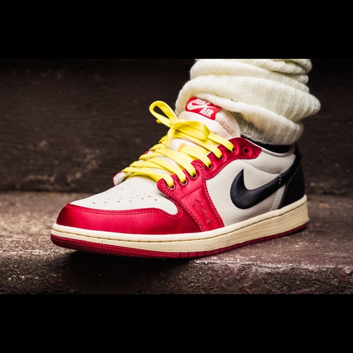 Jordan 1 x Trophy Room Retro Low OG SP Sail Varsity Red, Jordan 1 x Trophy Room Retro High OG SP Chicago (Friends & Family) 착용 스타일 - 2
