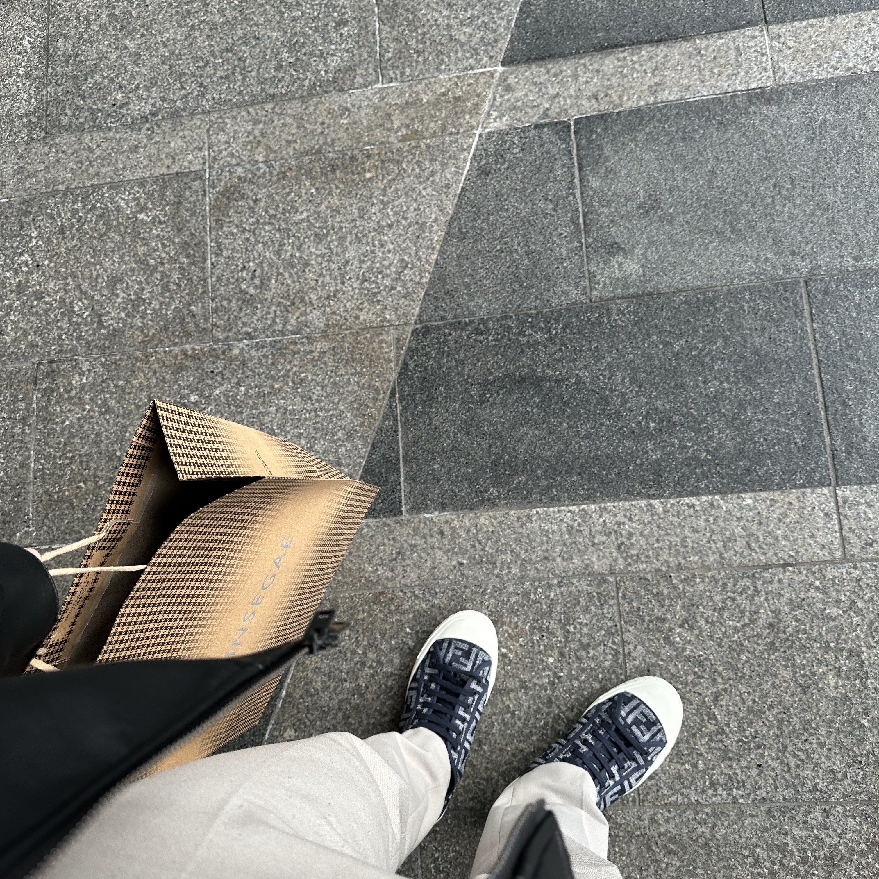 Fendi Domino Denim Low Top Sneakers Blue 착용 스타일