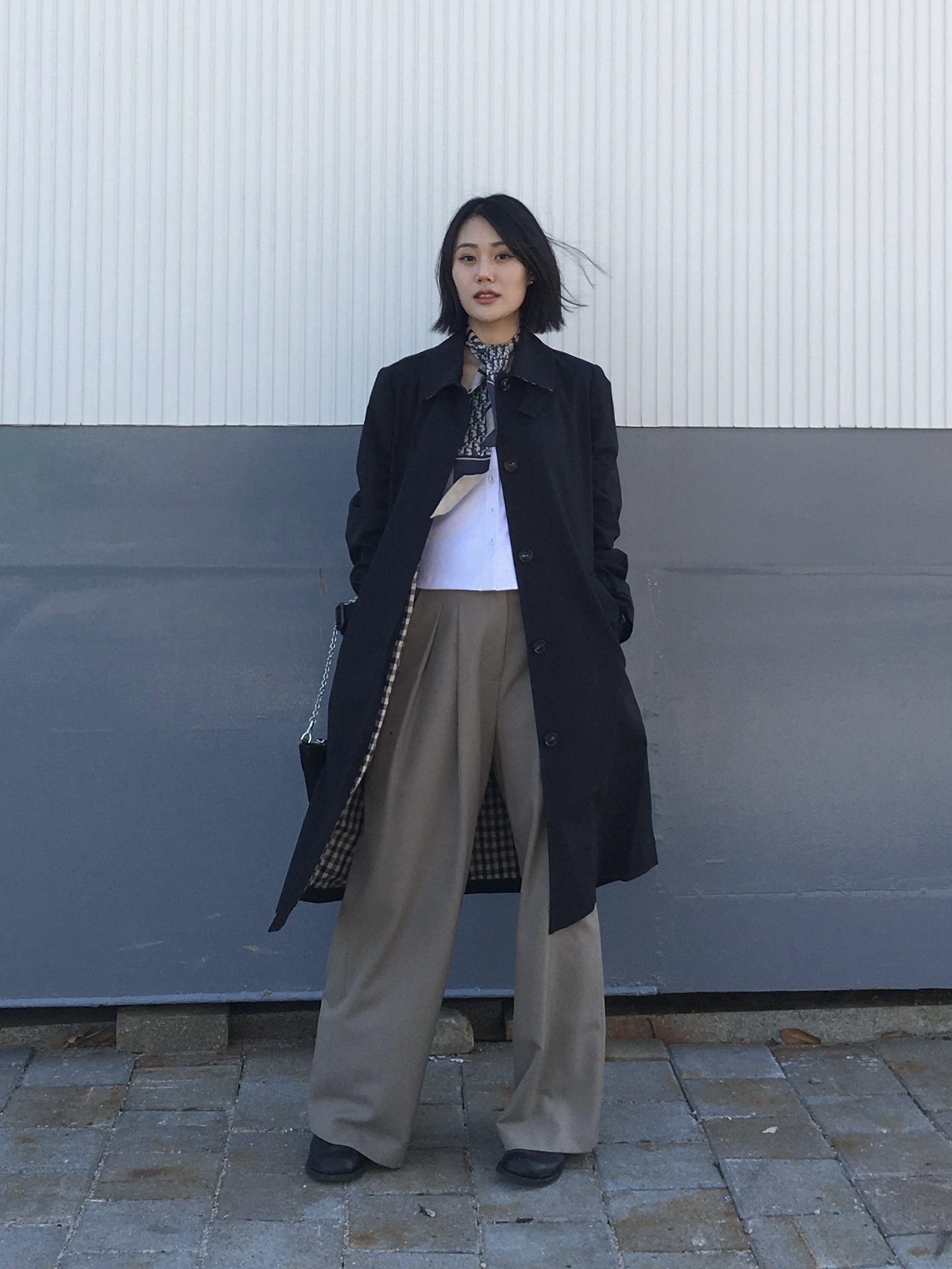(W) Dior Oblique Mitzah Scarf Silk Twill Navy Blue 착용 스타일 - 1