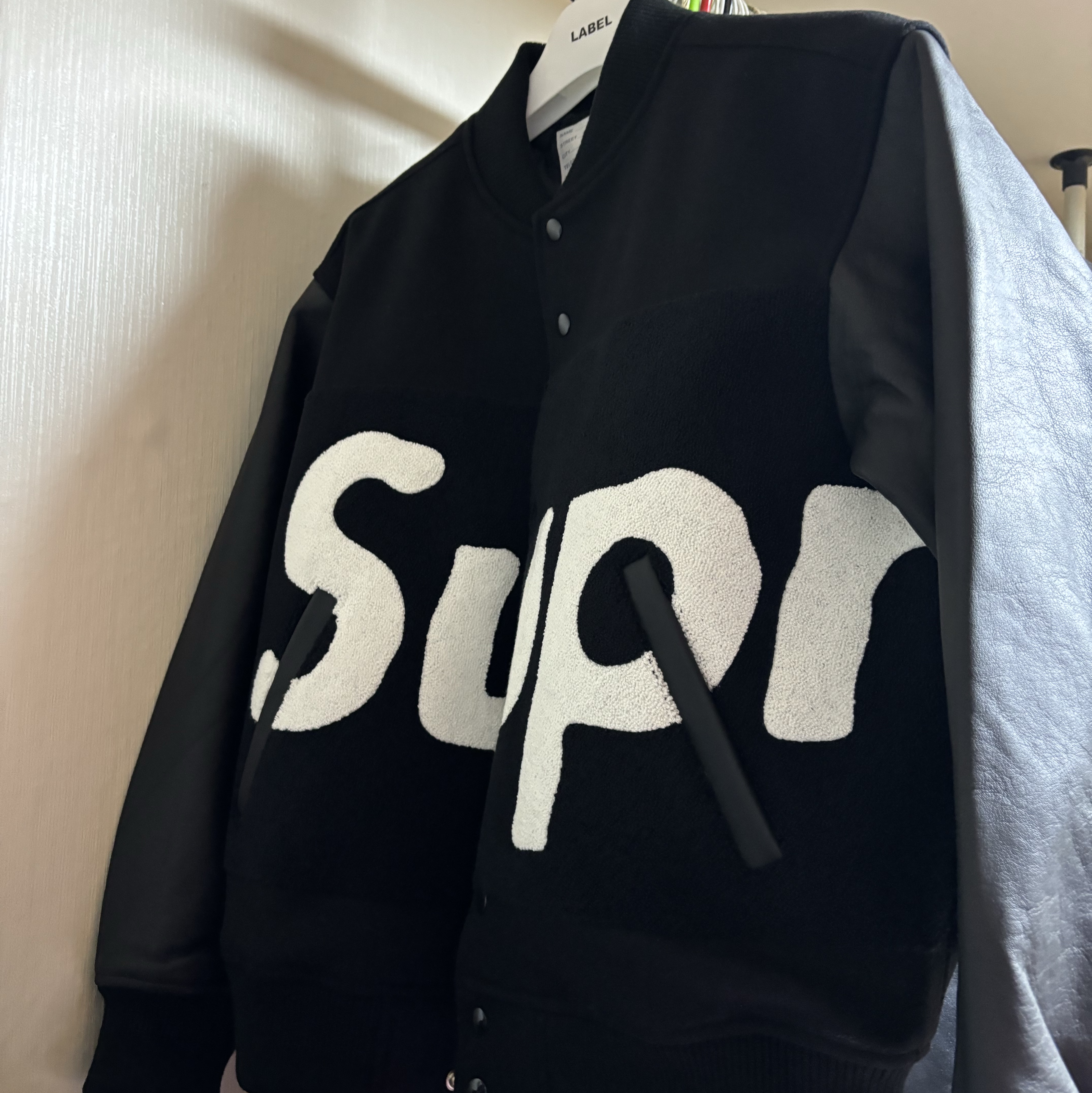 Supreme Big Logo Chenille Varsity Jacket Black - 24SS 착용 스타일