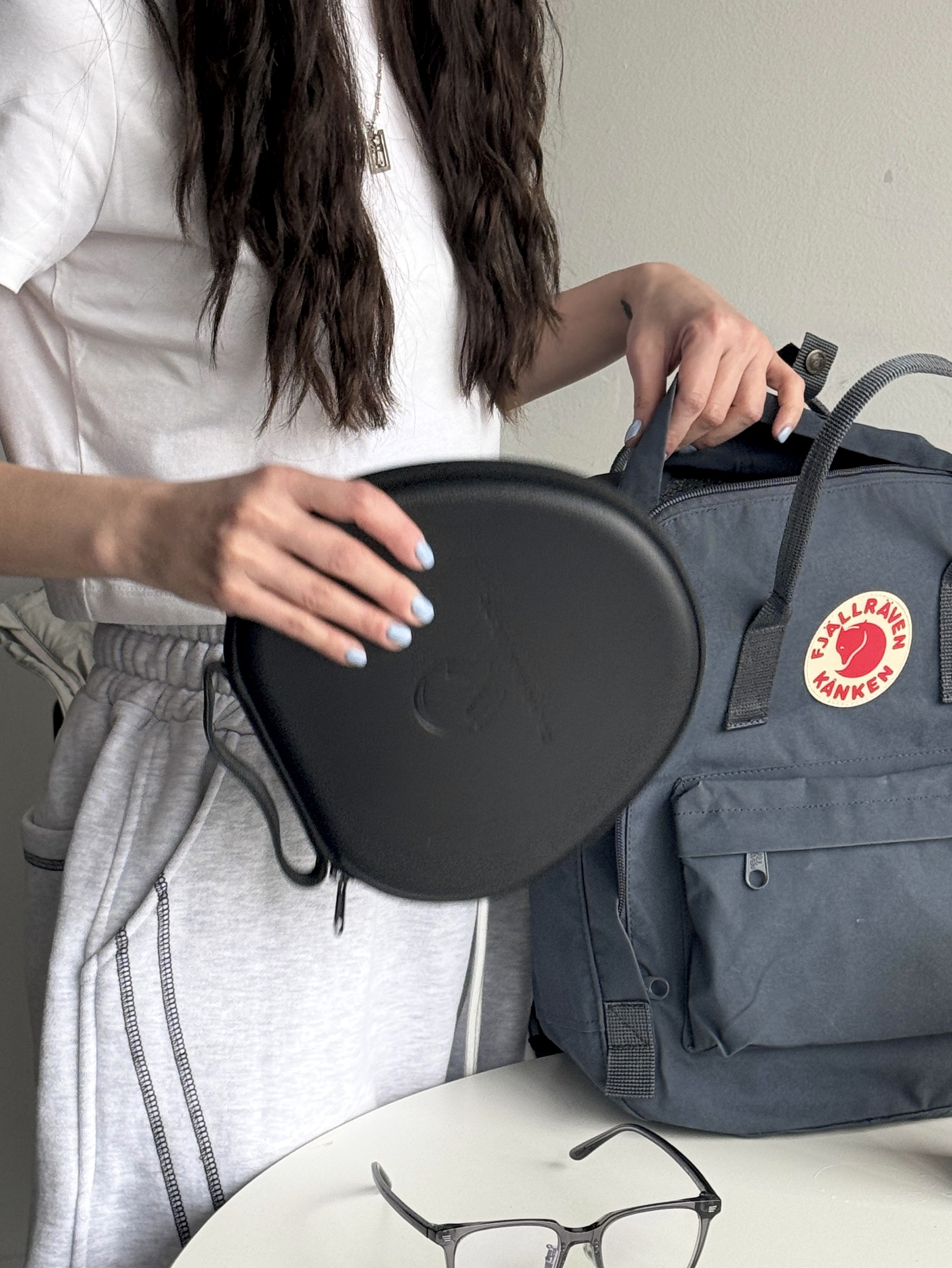 Fjallraven Kanken Graphite, New Balance 993 Made in USA Grey - D Standard 착용 스타일 - 3