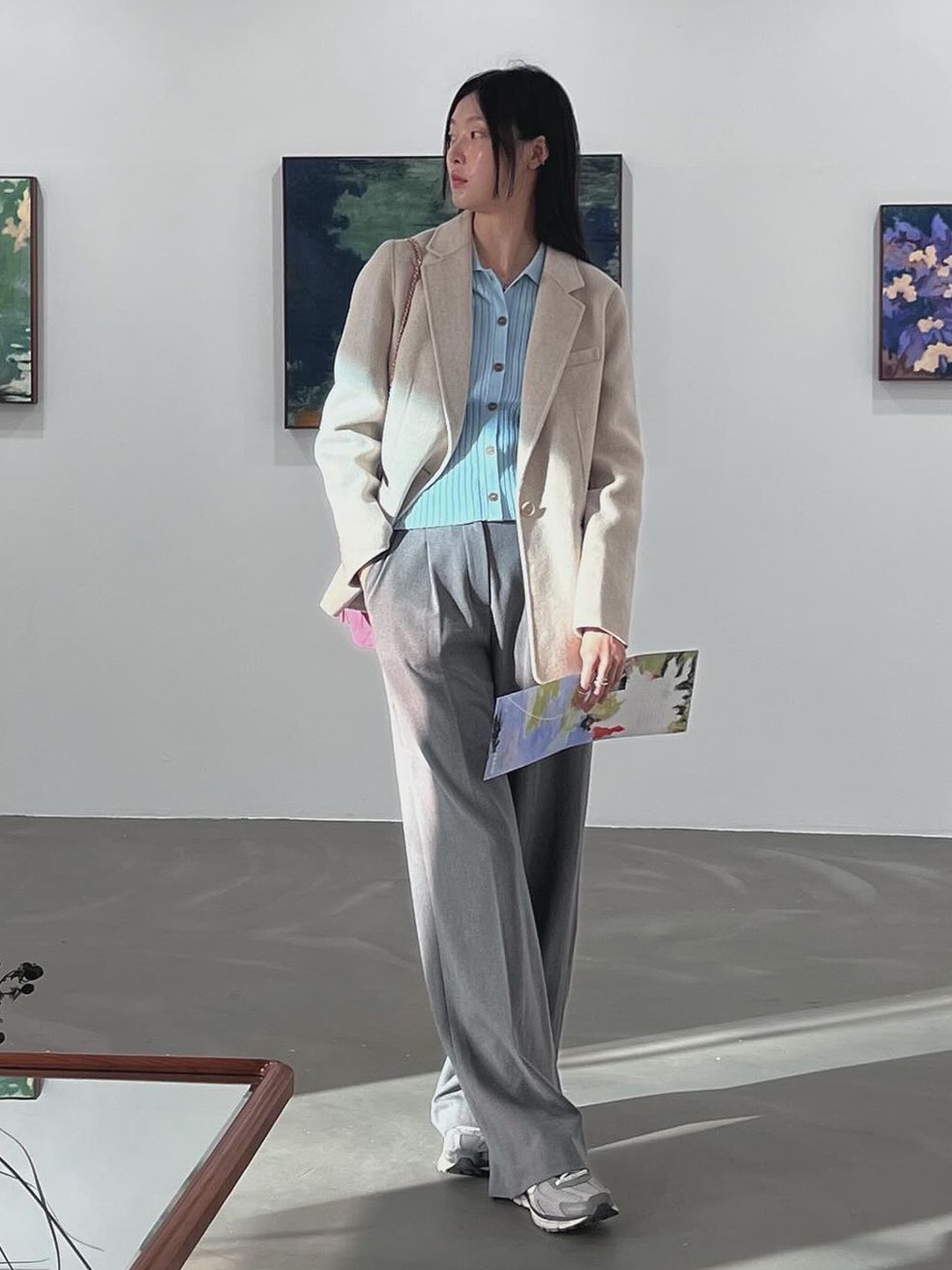 (W) Dunst Semi-Wide Wool Slacks Charcoal Grey, Dunst Wide-Leg Layered Slacks Charcoal Grey 착용 스타일 - 3