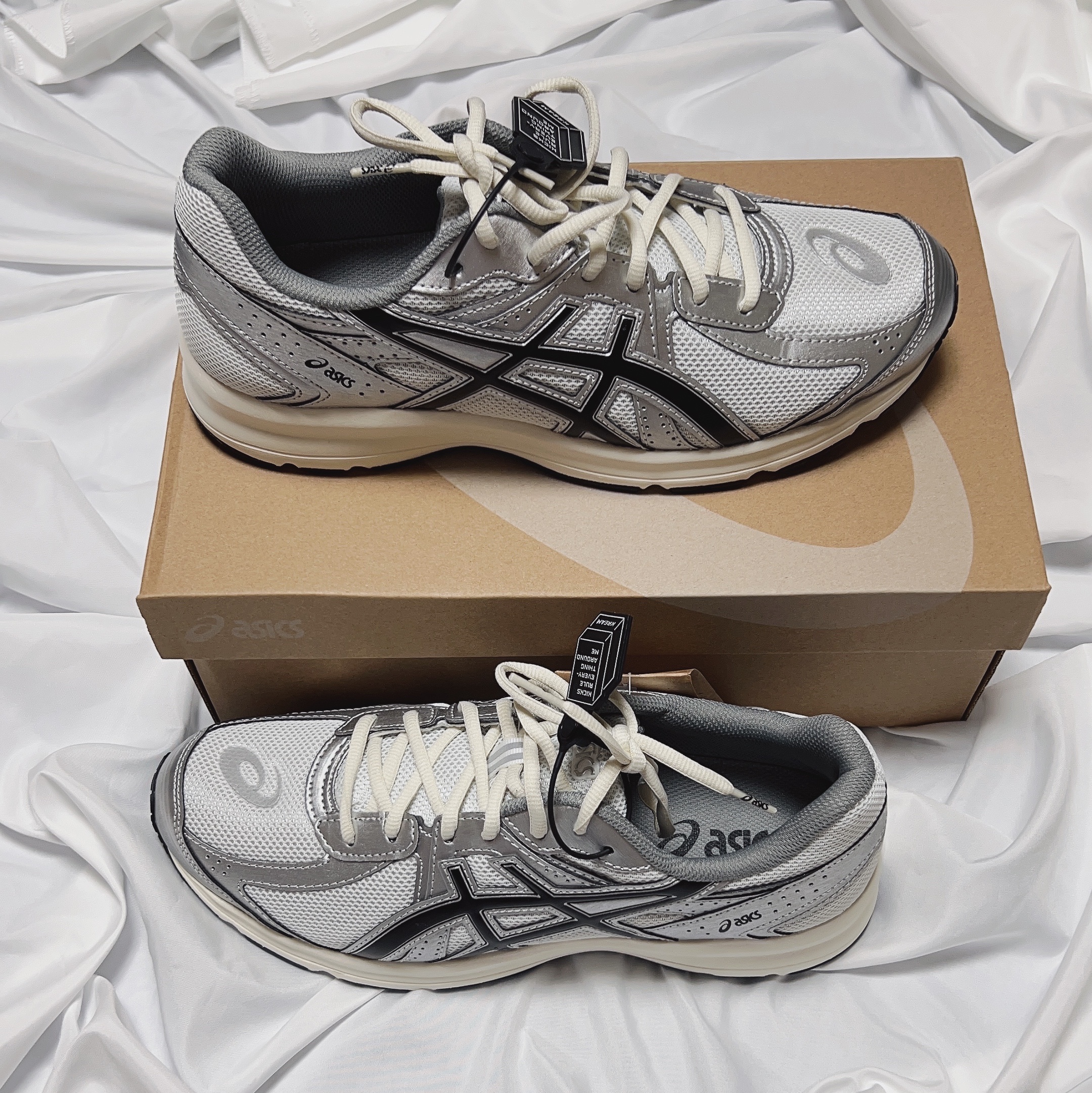 Asics Jog 100 S White Black - 2E Wide 착용 스타일 - 2
