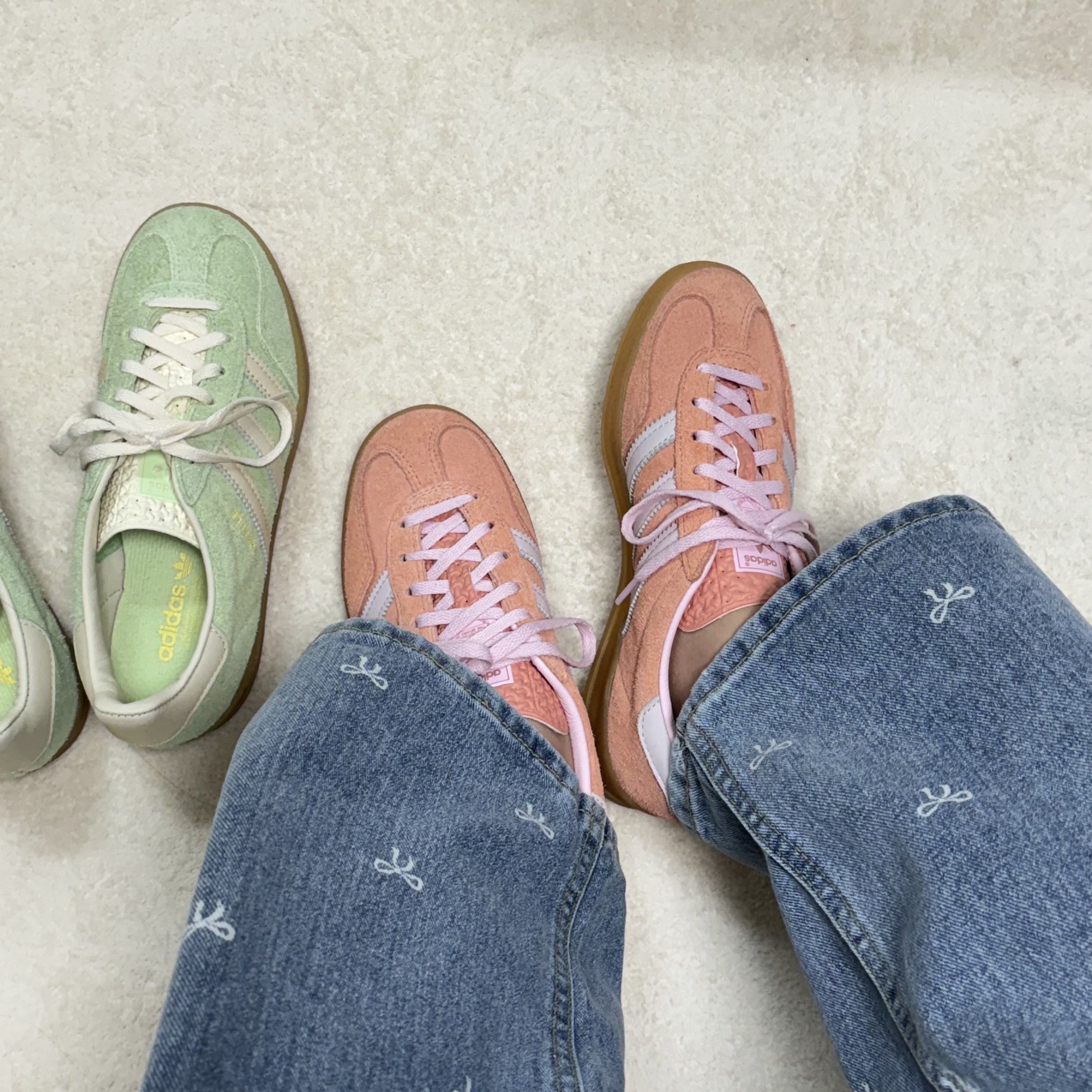 (W) Adidas Gazelle Indoor Semi Green Spark Almost Yellow, (W) Adidas Gazelle Indoor Wonder Clay Clear Pink 착용 스타일 - 2