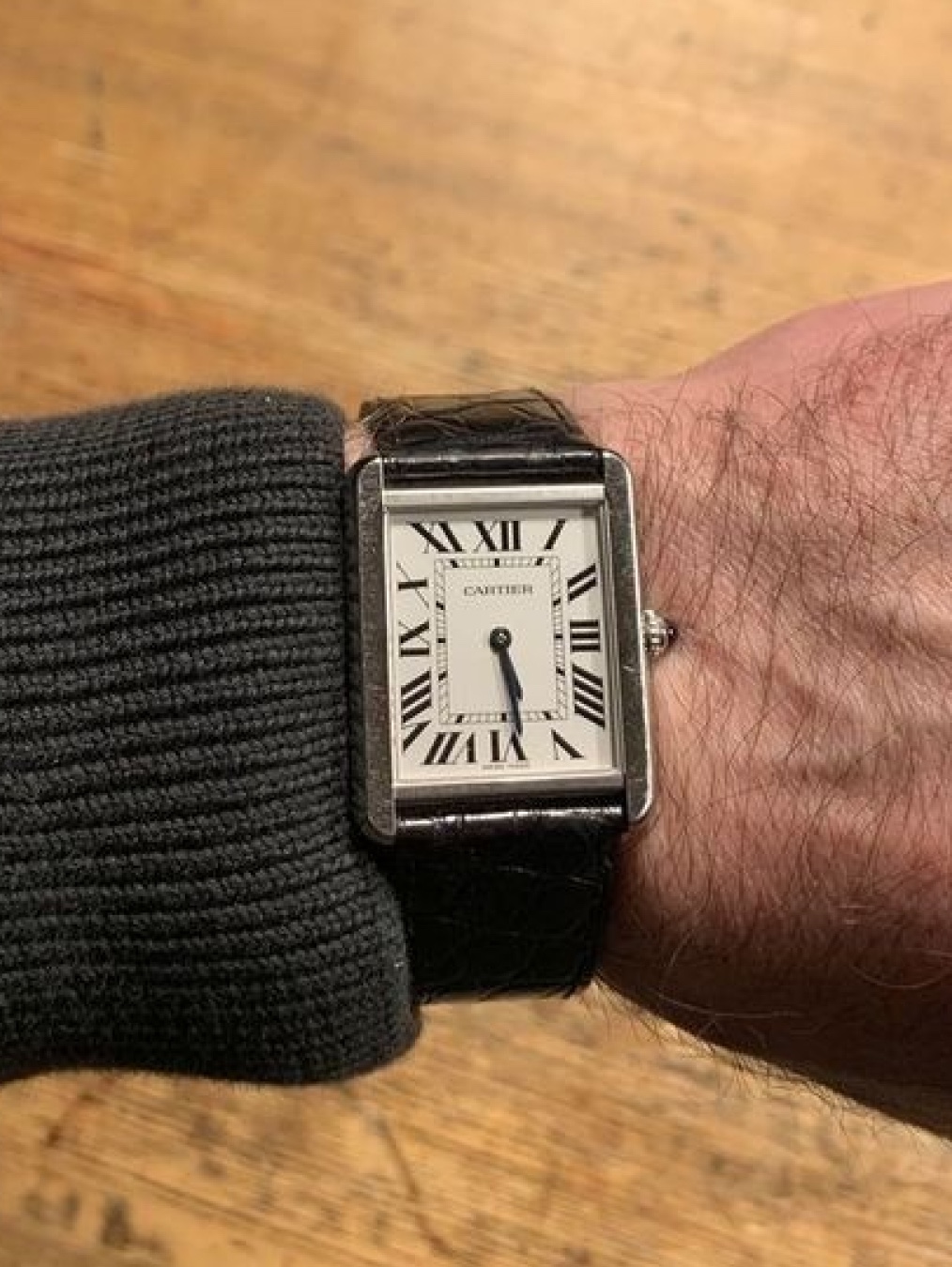 Cartier Tank Must Watch Large Quartz Steel Calfskin Black, Cartier Tank Louis Watch Large Quartz Yellow Gold Alligator Skin Dark Grey 착용 스타일 - 7