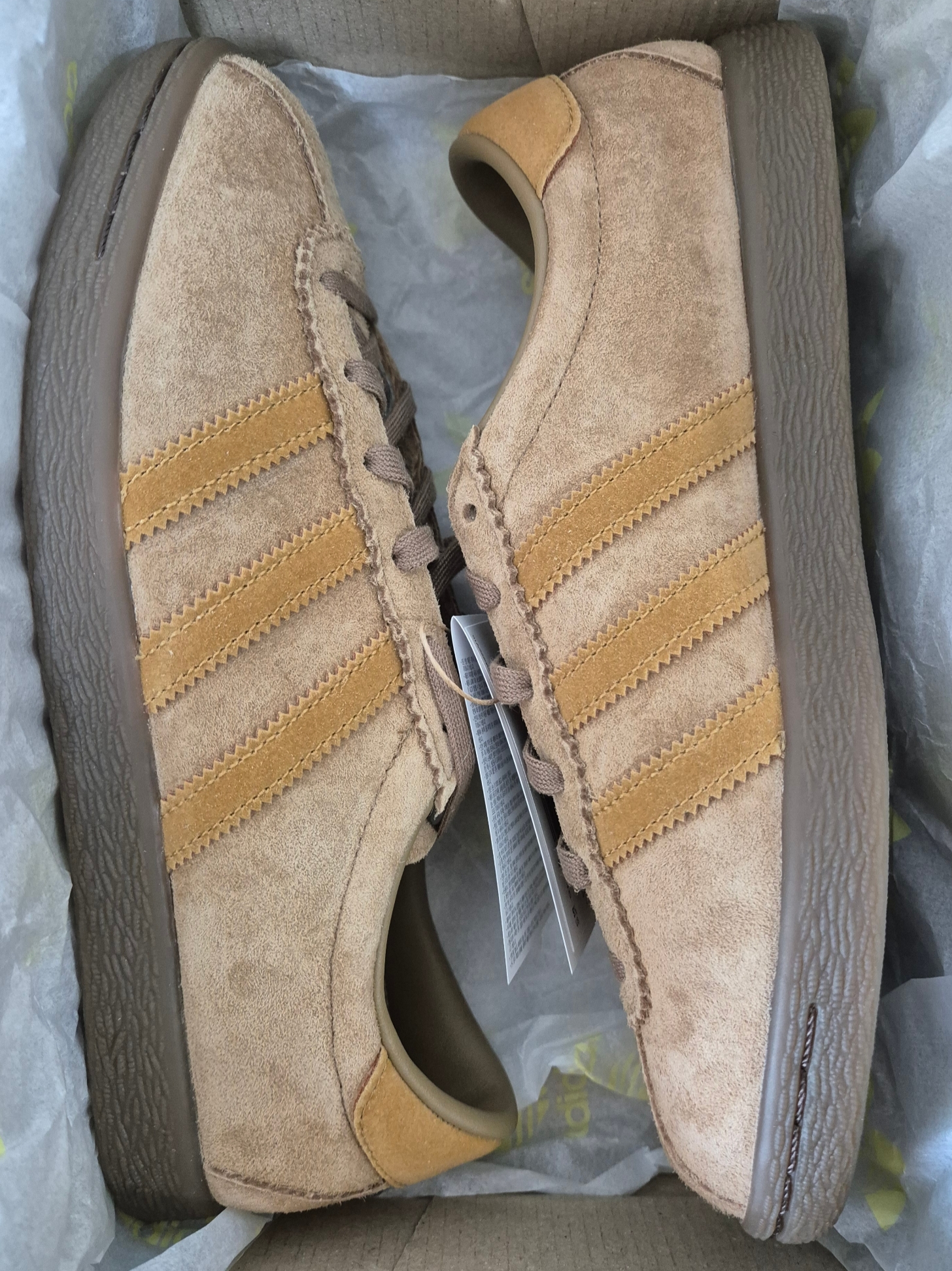 Adidas Tobacco Pantone Mesa 착용 스타일