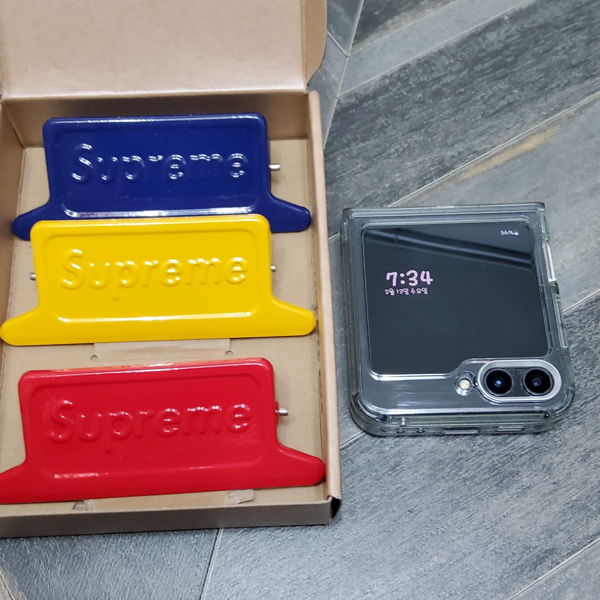Supreme x Dulton Small Clips Multicolor (Set Of 3) 착용 스타일 - 3