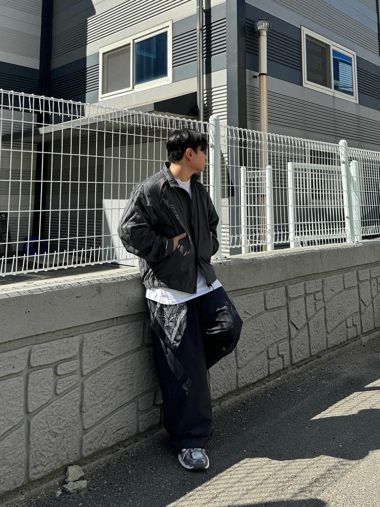 Balenciaga 3XL Sneakers Grey White Red 착용 스타일