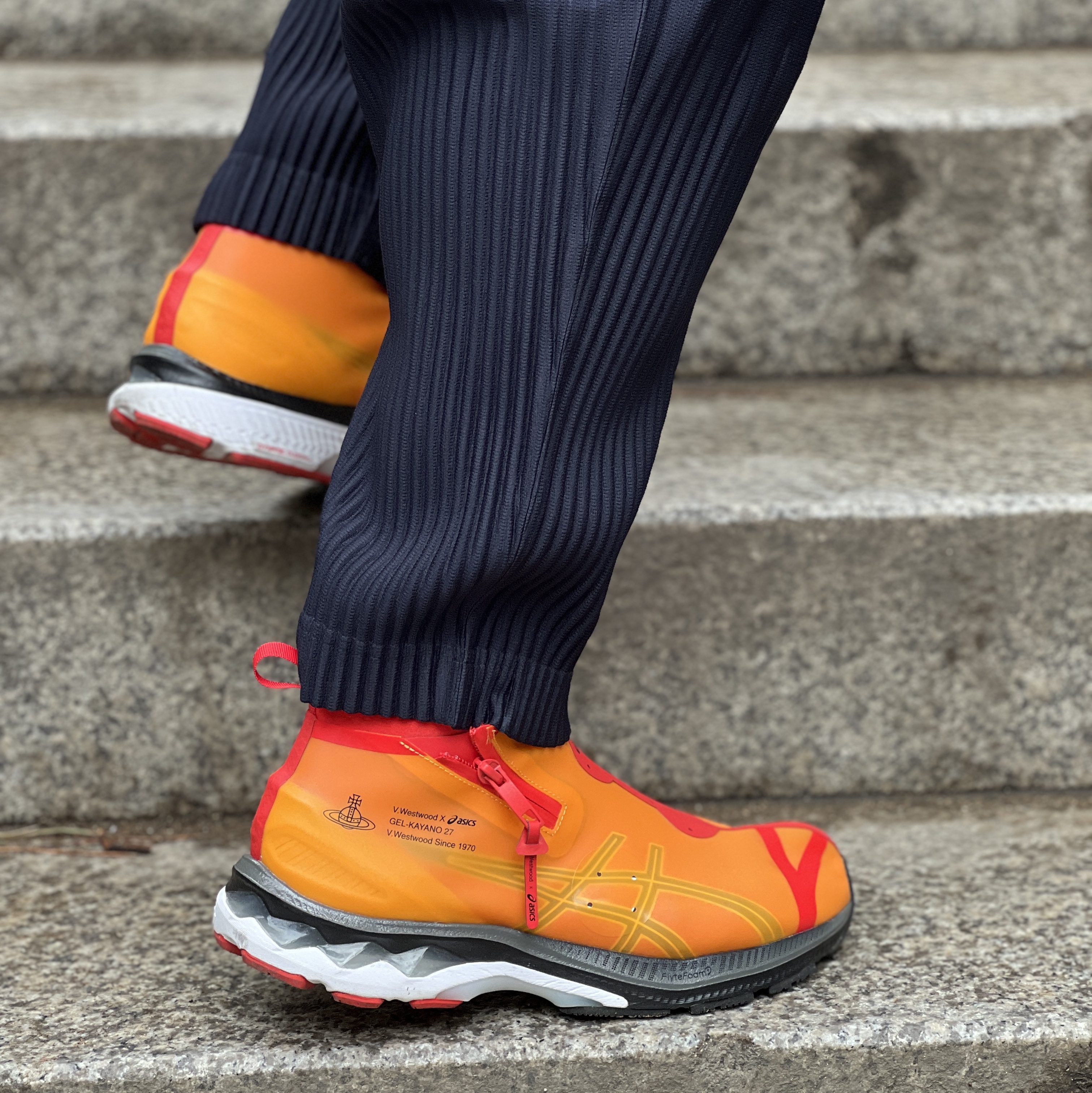 Asics x Vivienne Westwood Gel-Kayano 27 LTX Citrus, Homme Plisse Issey Miyake Basics Pants Navy 착용 스타일 - 4