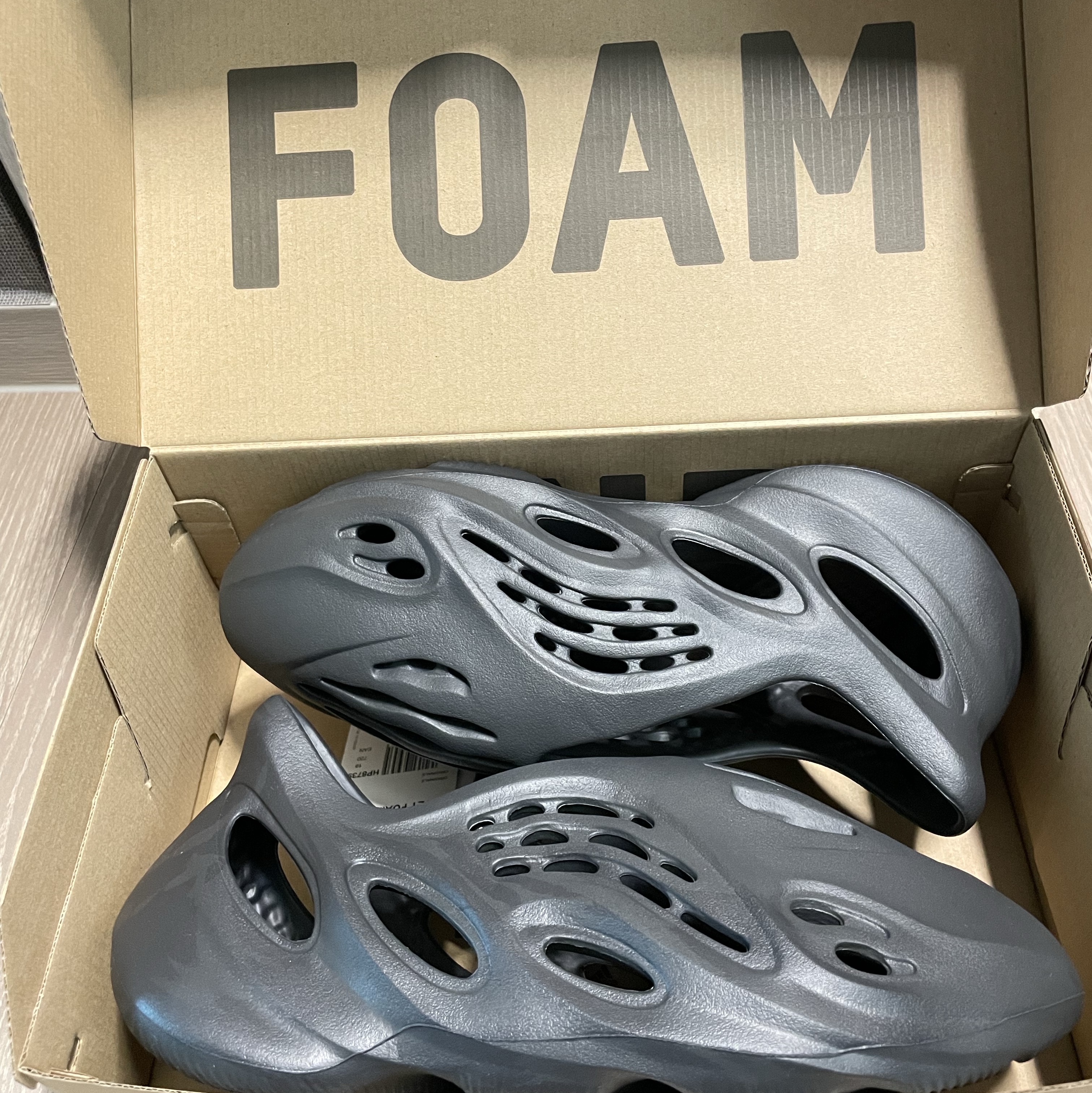 Adidas Yeezy Foam RNNR Onyx 착용 스타일 - 2