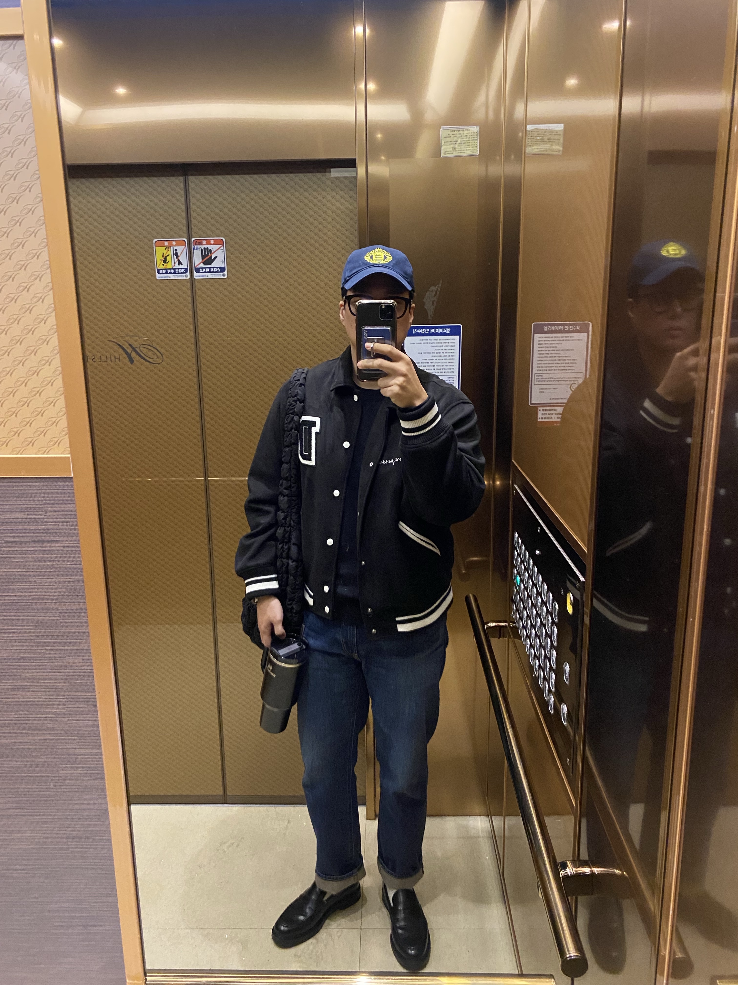 Balenciaga Quest Cap Navy, COS Quilted Oversized Shoulder Bag Black 착용 스타일