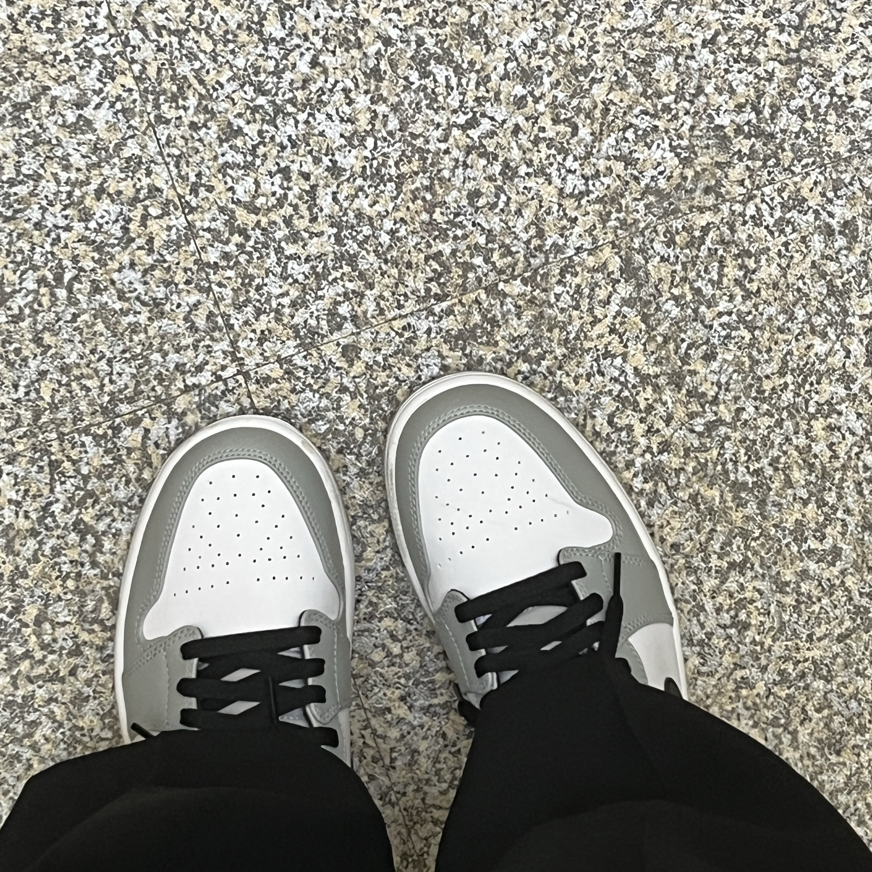 Jordan 1 Mid Light Smoke Grey 착용 스타일 - 2