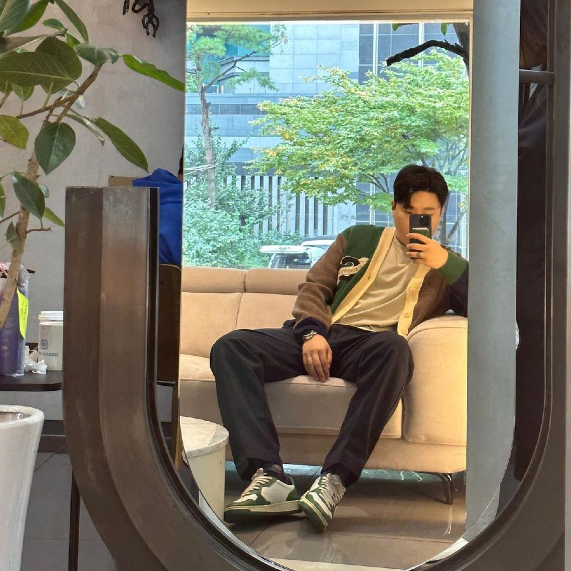 Autry Medalist Low Leather Sneakers Green White 착용 스타일 - 2