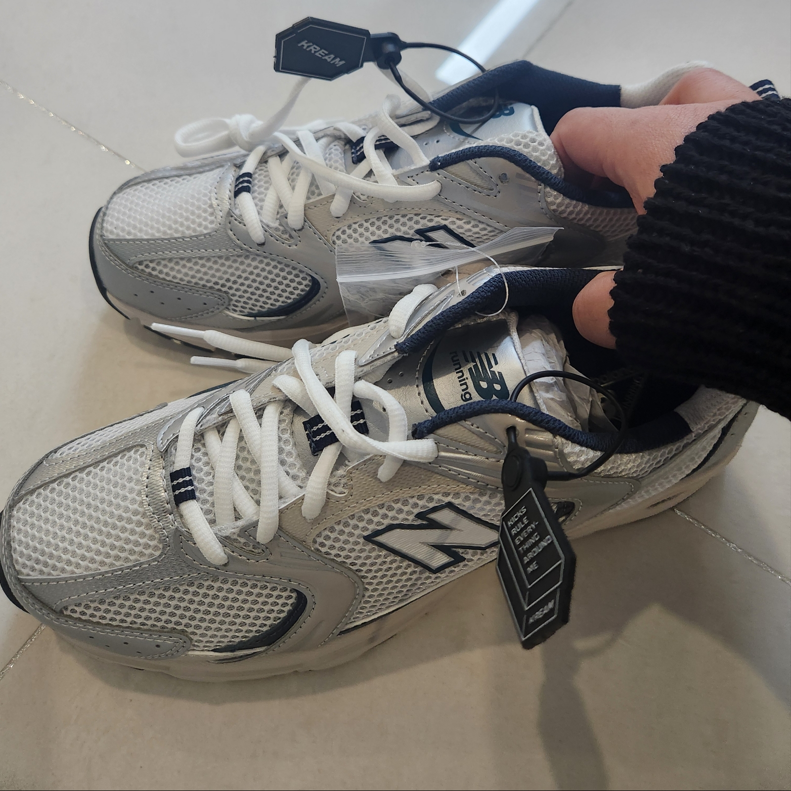 New Balance 530 Steel Grey 착용 스타일 - 2