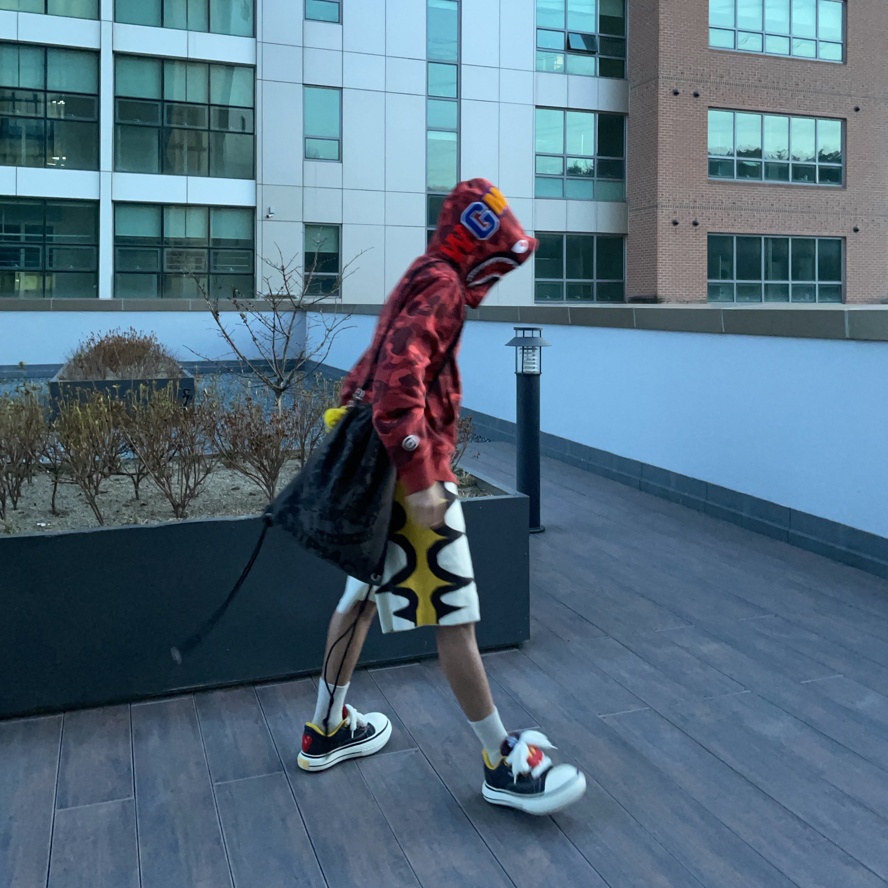 BAPE Color Camo Shark Full Zip Hoodie Red 착용 스타일 - 2