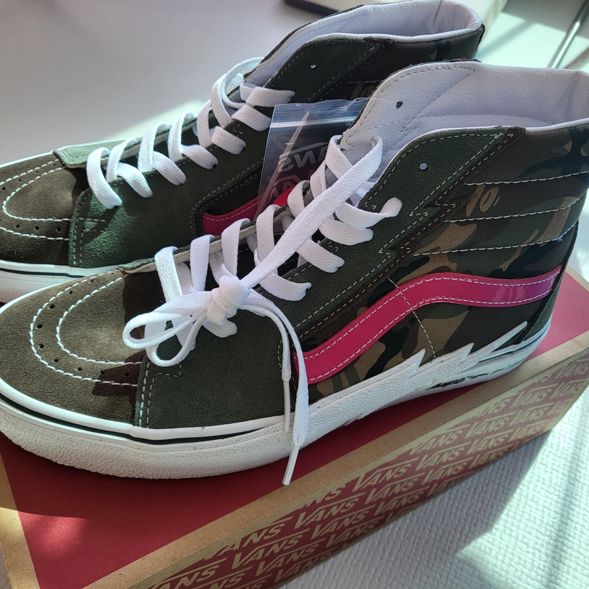 Vans x AAPE Sk8-Hi Bolt Khaki 착용 스타일