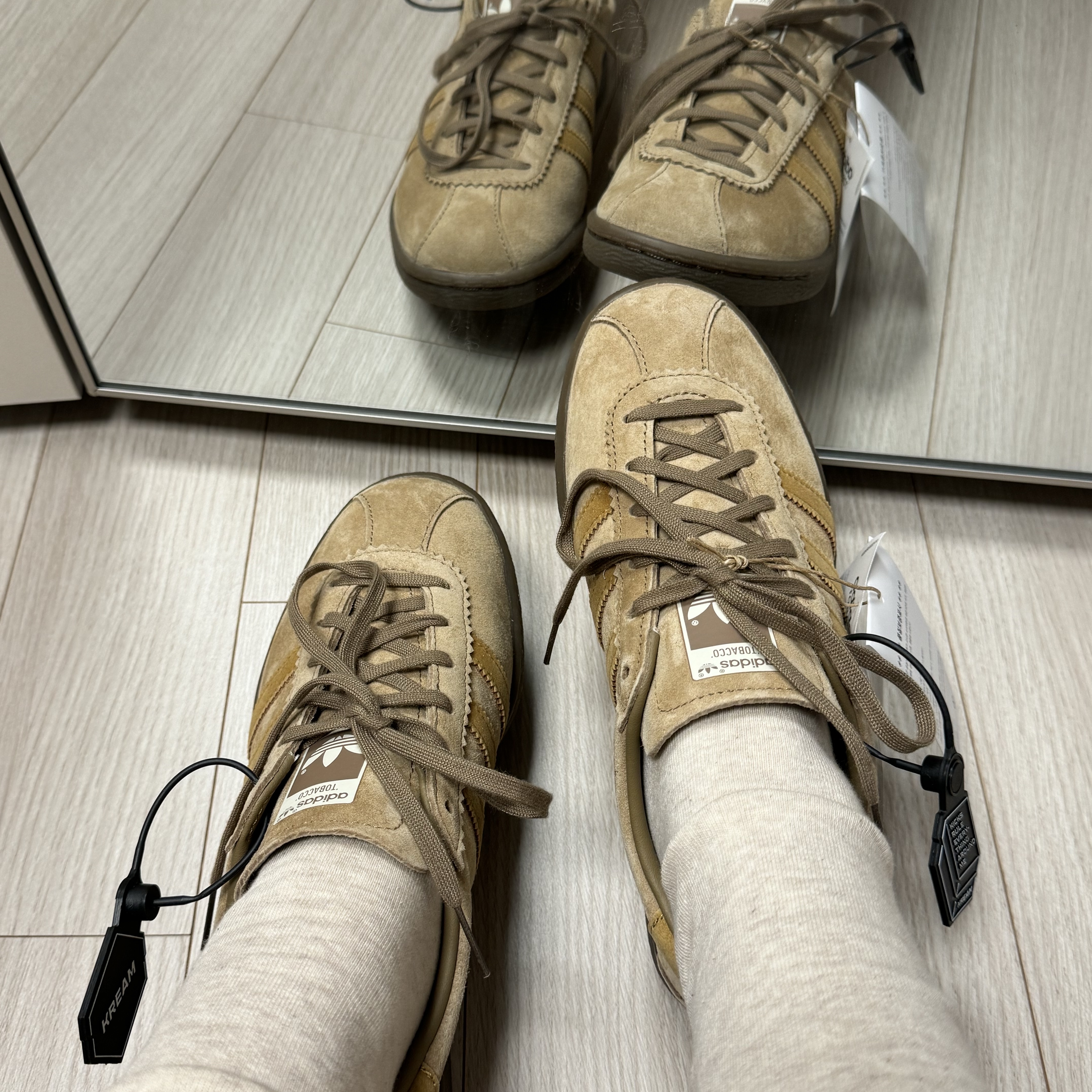 Adidas Tobacco Pantone Mesa 착용 스타일 - 1