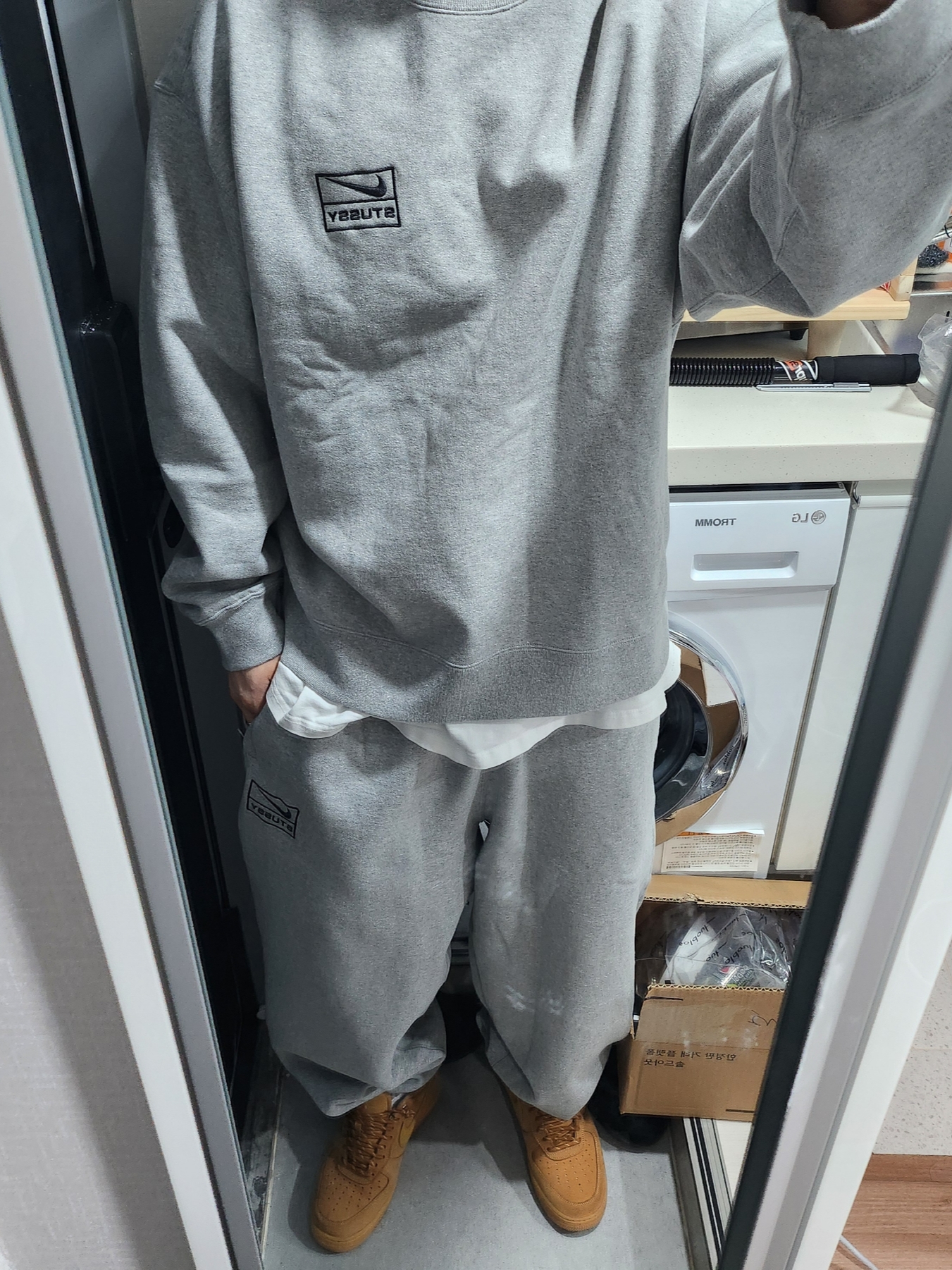 Nike x Stussy NRG Fleece Crewneck Dark Grey Heather (DO9337-063), Nike x Stussy NRG Fleece Pants Dark Grey Heather (DO9340-063) 착용 스타일