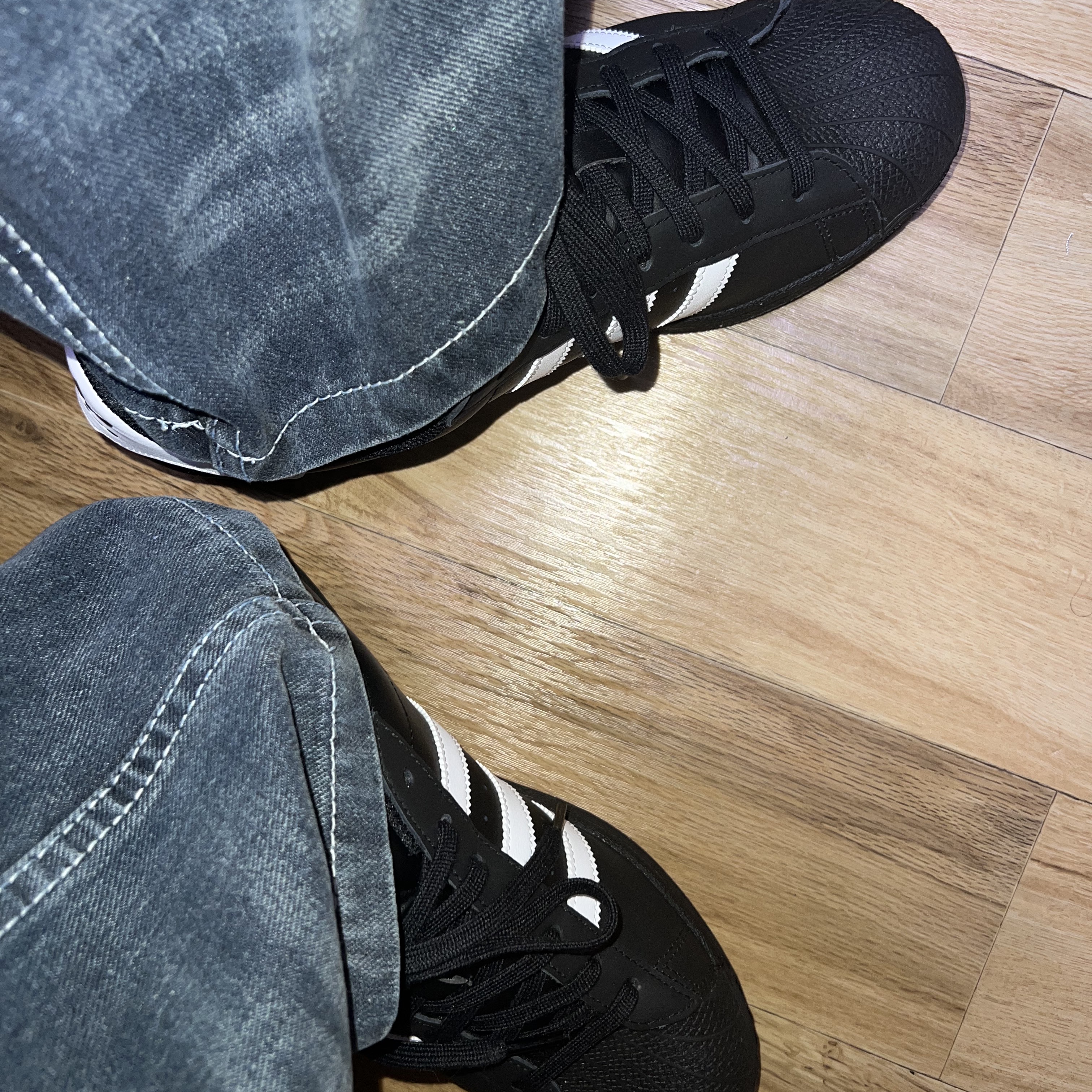 Adidas Superstar Core Black White 착용 스타일