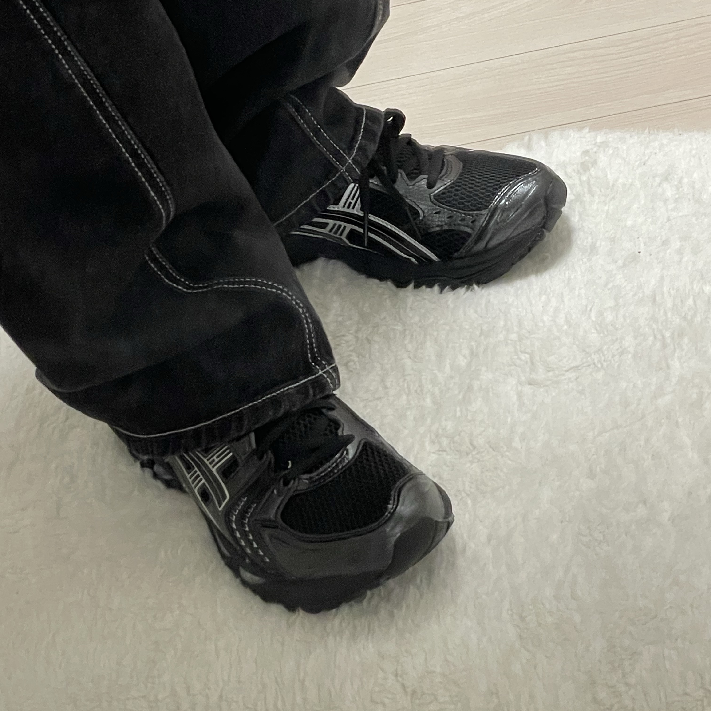 Asics Gel-Kayano 14 Black Pure Silver 착용 스타일 - 4
