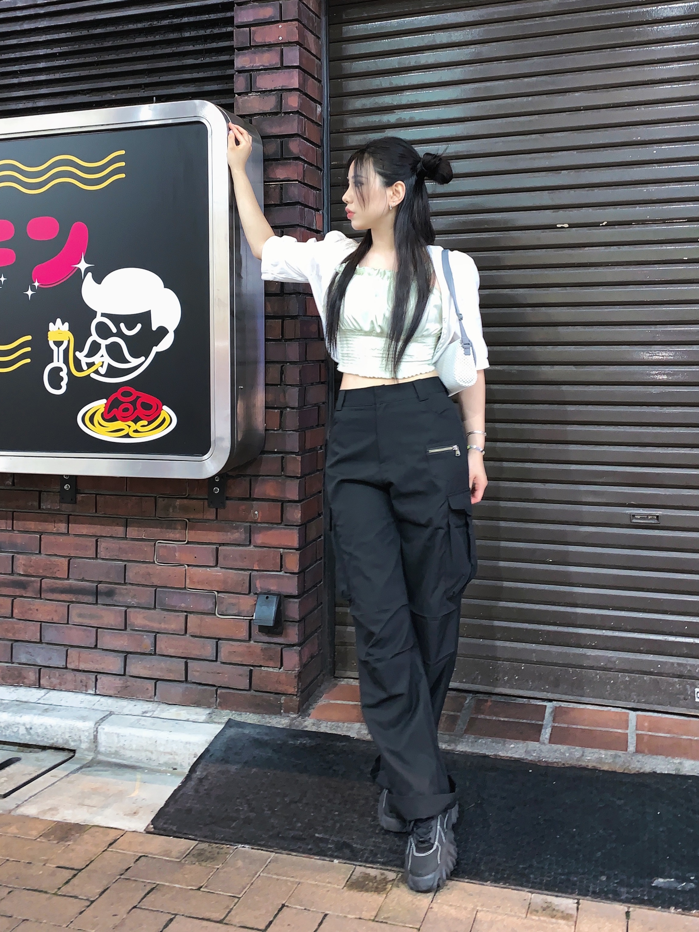 Mischief Cushion Mini Cross Bag Light Grey, Oakley Factory Team x Brain Dead Chop Saw Black 착용 스타일 - 1
