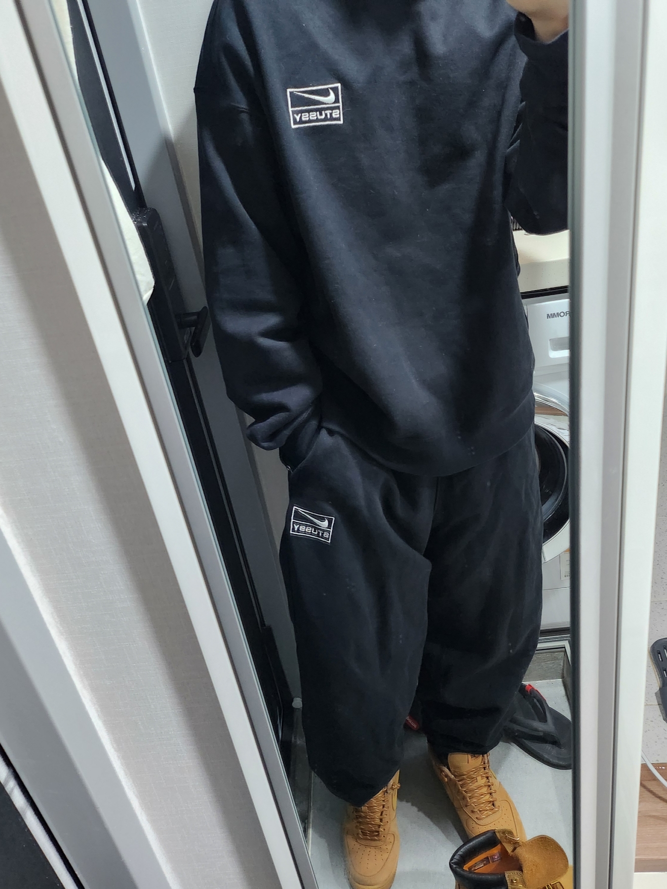 Nike x Stussy Washed Fleece Pants Black (FN5235-010), Nike x Stussy NRG Washed Fleece Crewneck Black (DO5310-010) 착용 스타일