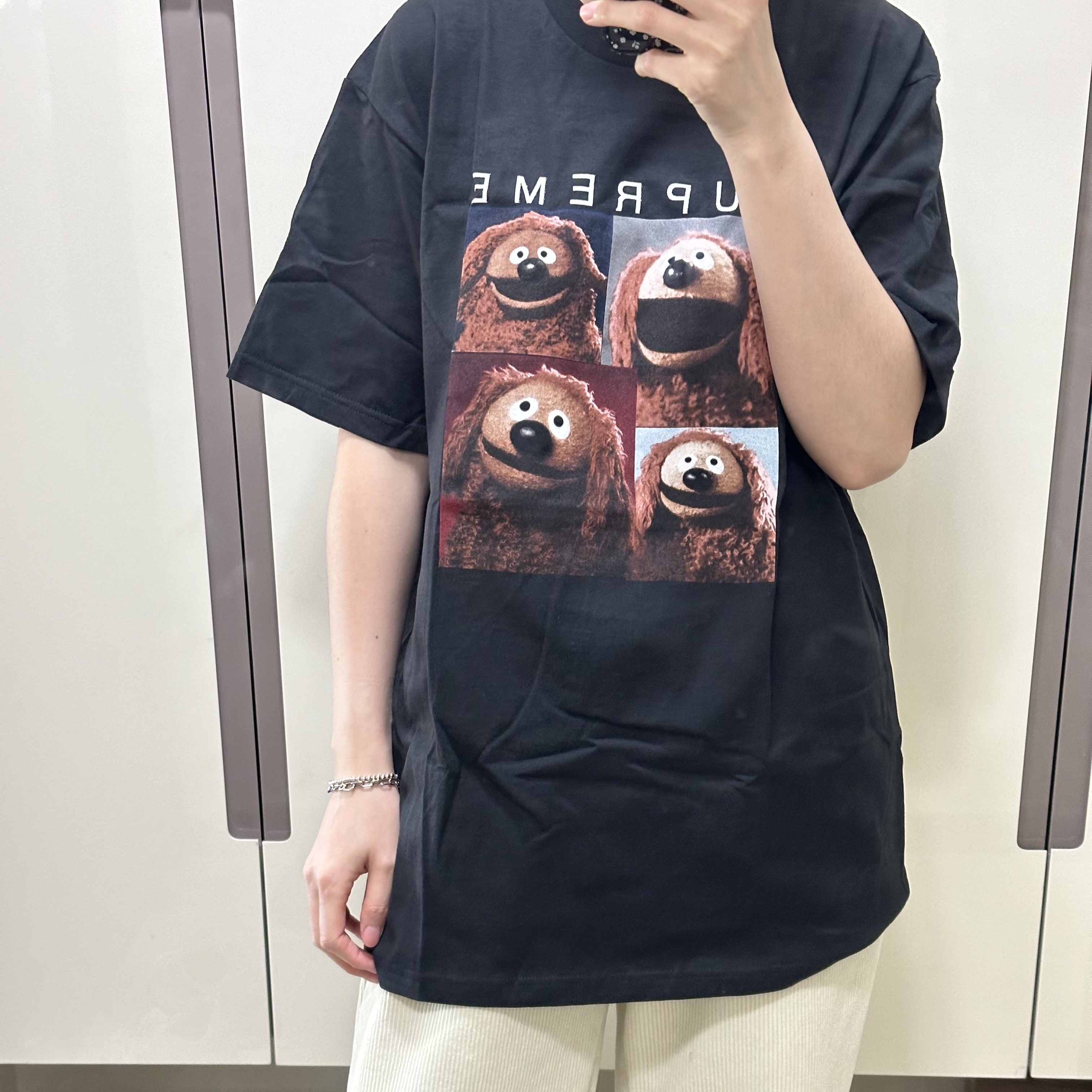 Supreme Rowlf T-Shirt White - 24SS, Supreme Rowlf T-Shirt Black - 24SS 착용 스타일 - 2
