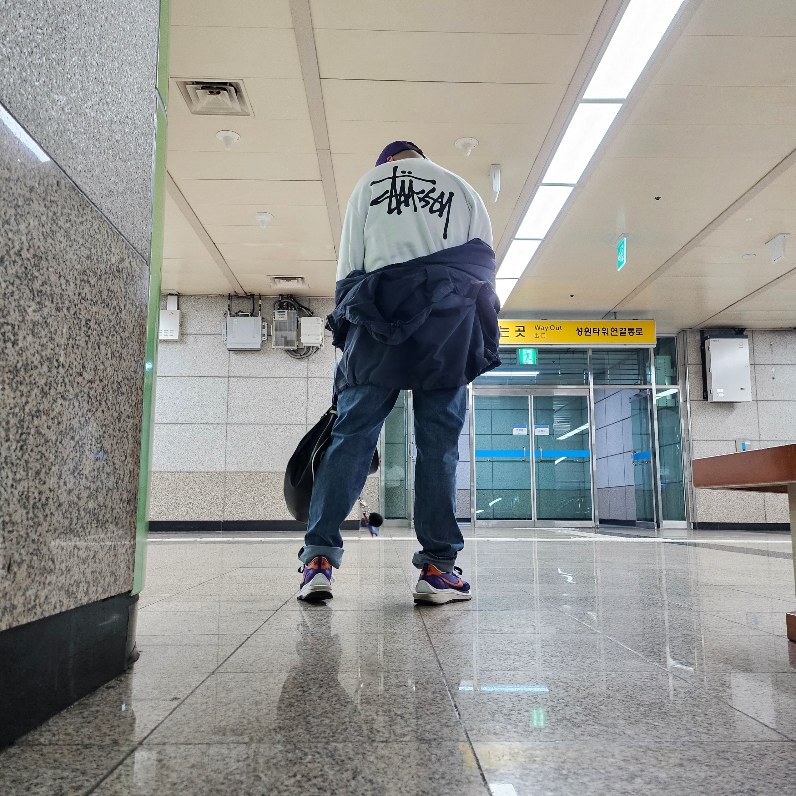 Stussy Wave Dye Beach Shell Jacket Navy, Nike x Sacai VaporWaffle Dark Iris 착용 스타일 - 2