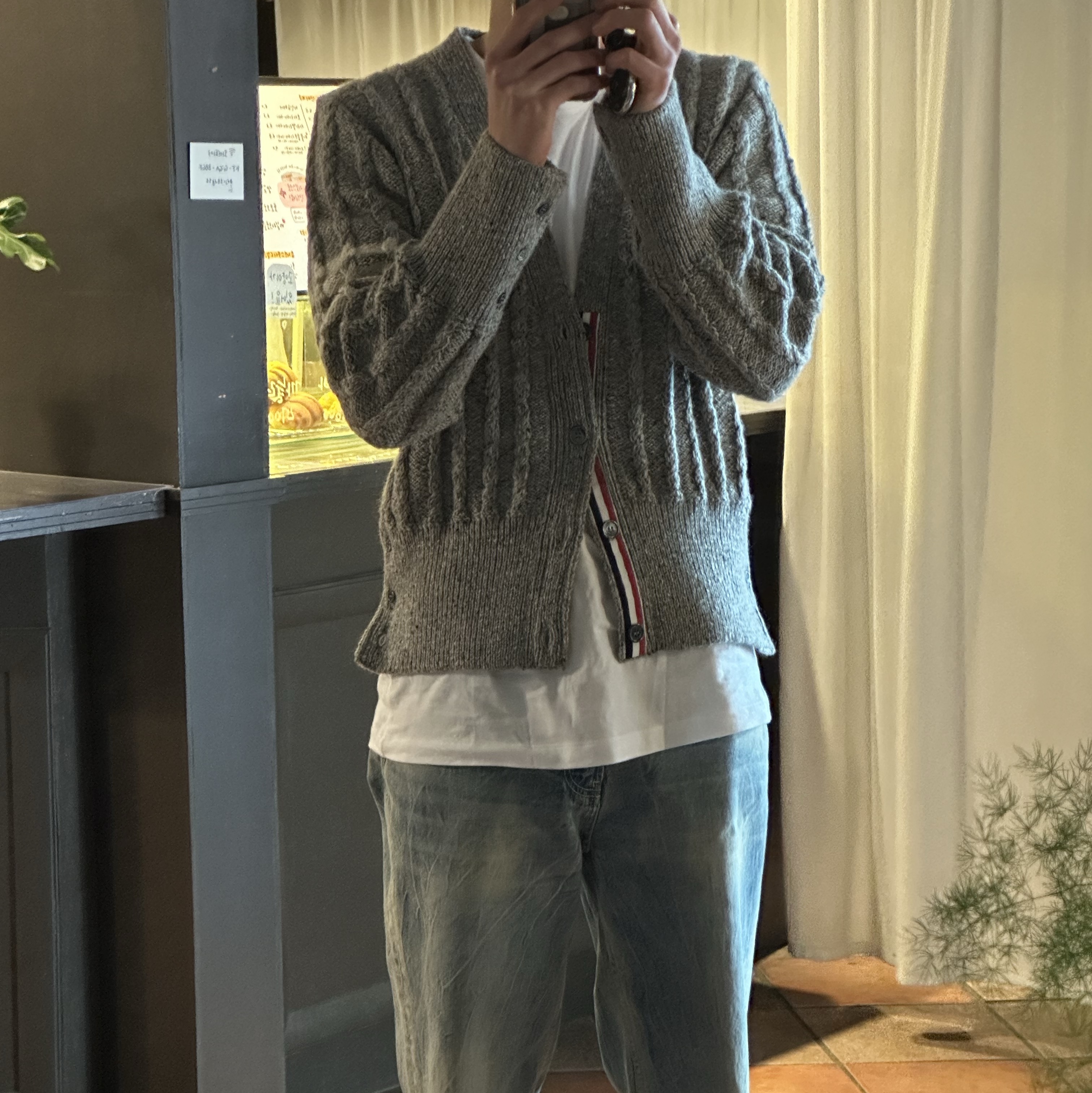 Thom Browne Donegal 4-Bar Stripe Twist Cable Classic V-Neck Cardigan Light Grey, Nike x Supreme Air Force 1 Low White 착용 스타일
