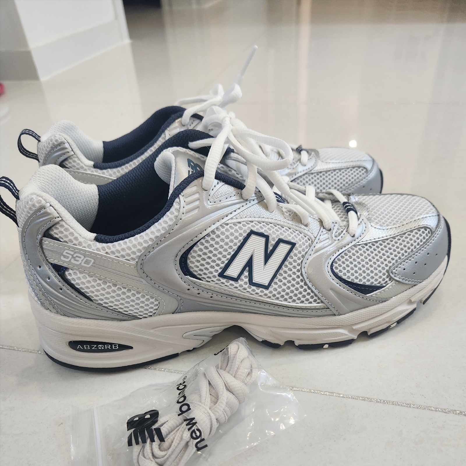 New Balance 530 Steel Grey 착용 스타일 - 1