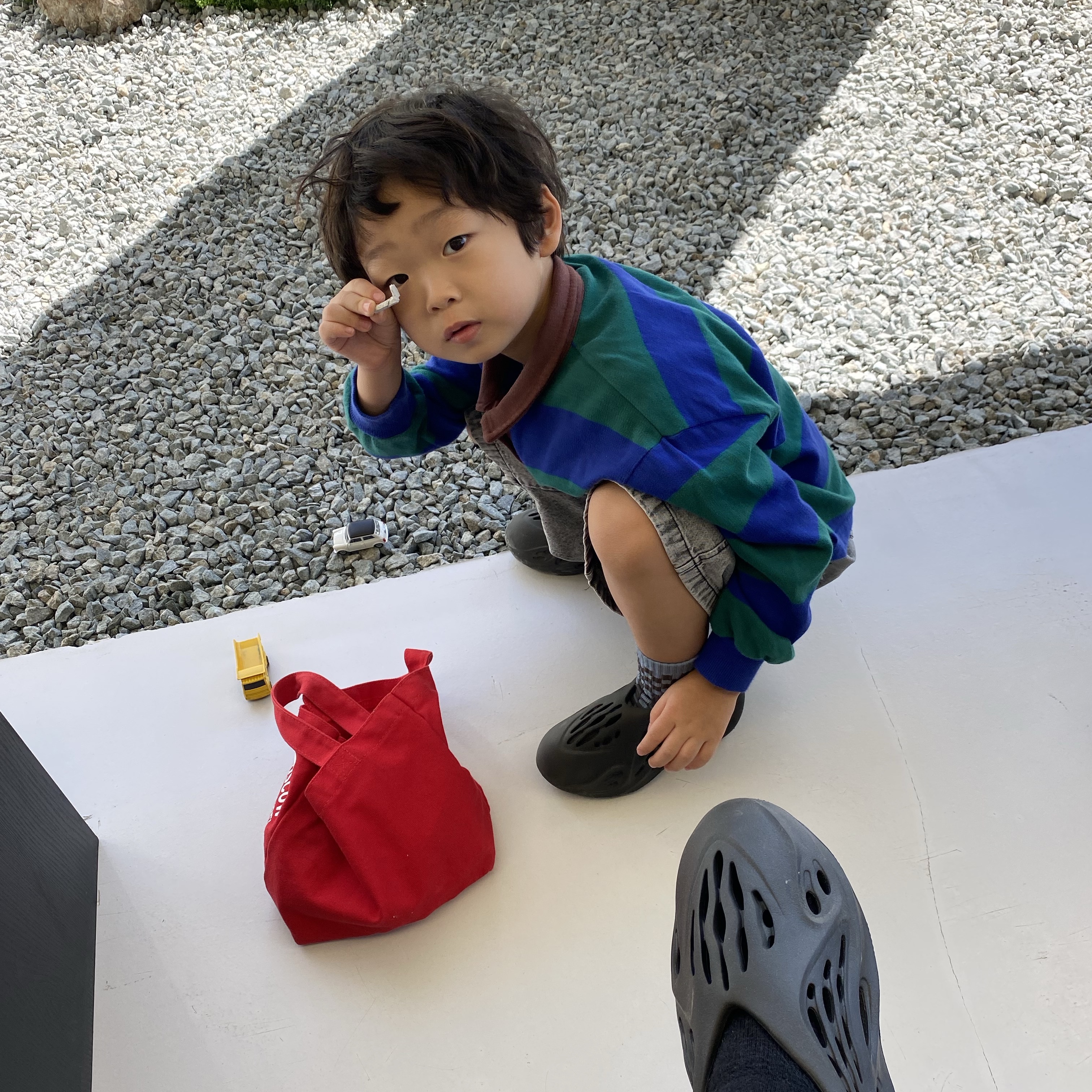 (Kids) Adidas Yeezy Foam RNNR Onyx 착용 스타일 - 2