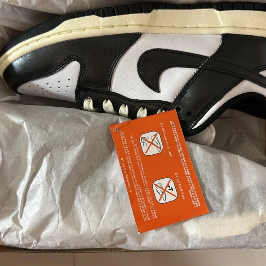 (W) Nike Dunk Low Vintage Black and White 착용 스타일 - 2