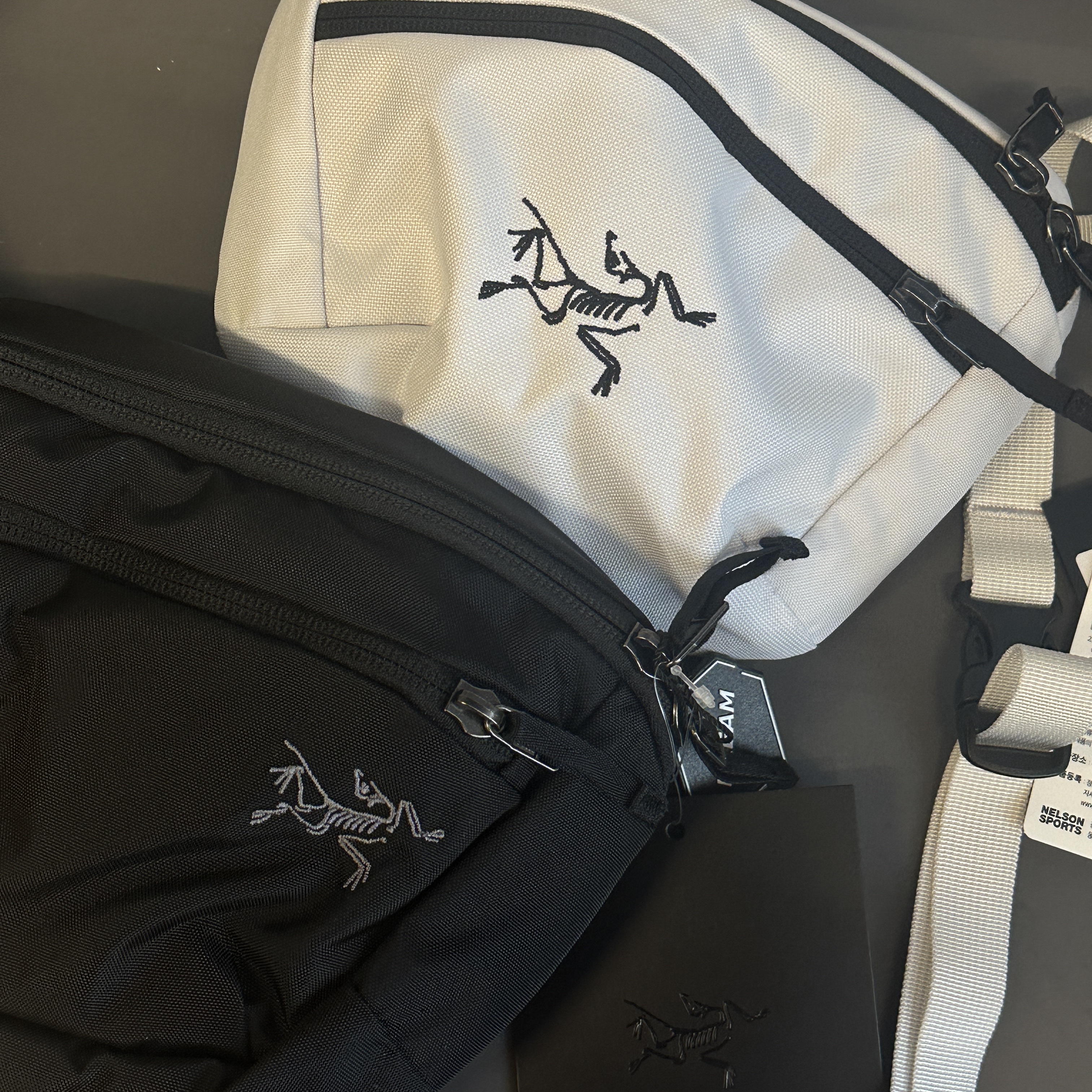 Human Made Heart Carabiner Silver, Arc'teryx Mantis 1 Waistpack Black 착용 스타일 - 3