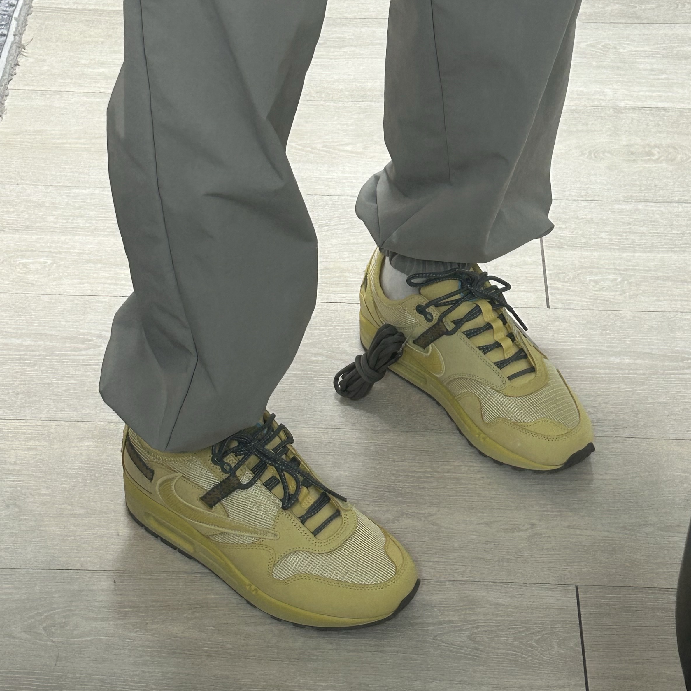 Nike x Travis Scott Air Max 1 Cact.us Gold 착용 스타일