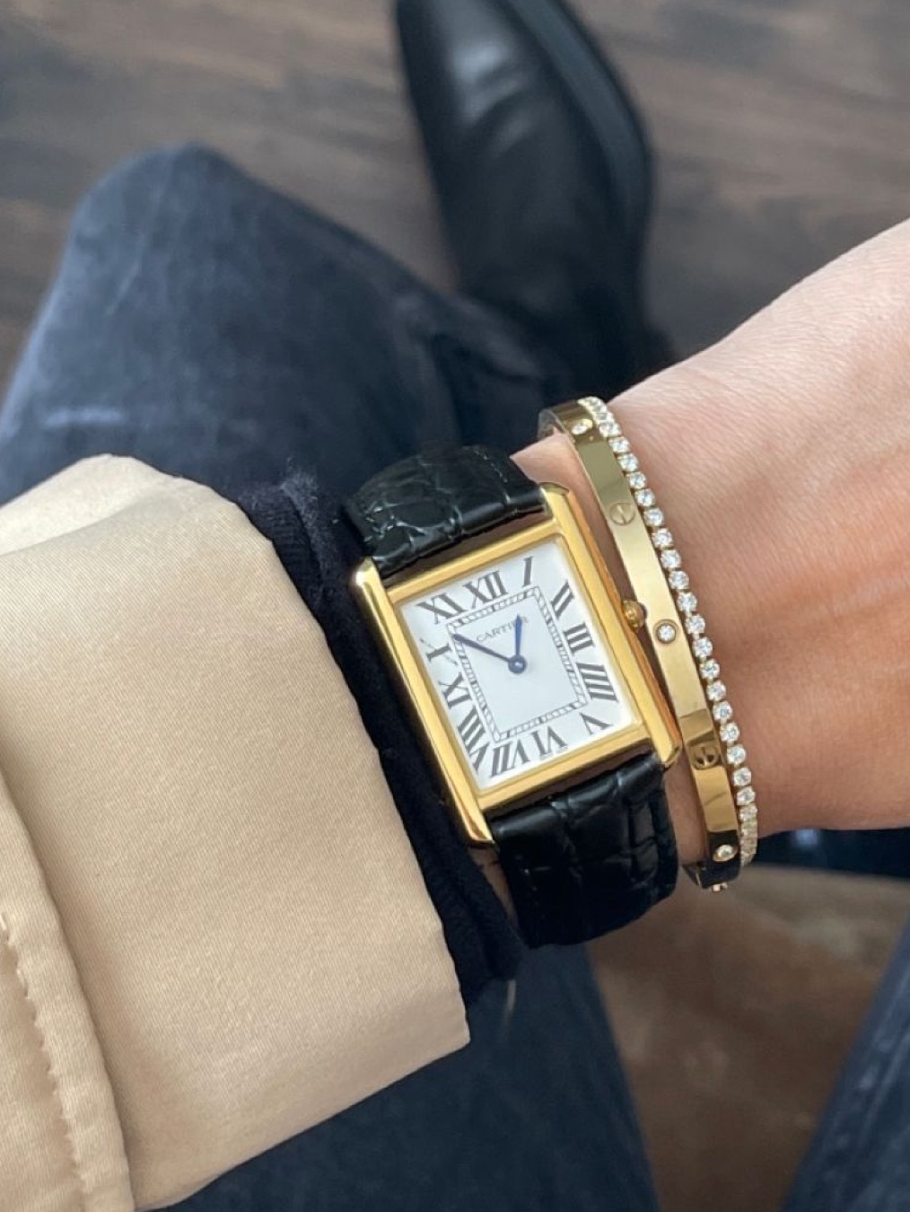 Cartier Tank Must Watch Large Quartz Steel Calfskin Black, Cartier Tank Louis Watch Large Quartz Yellow Gold Alligator Skin Dark Grey 착용 스타일 - 3