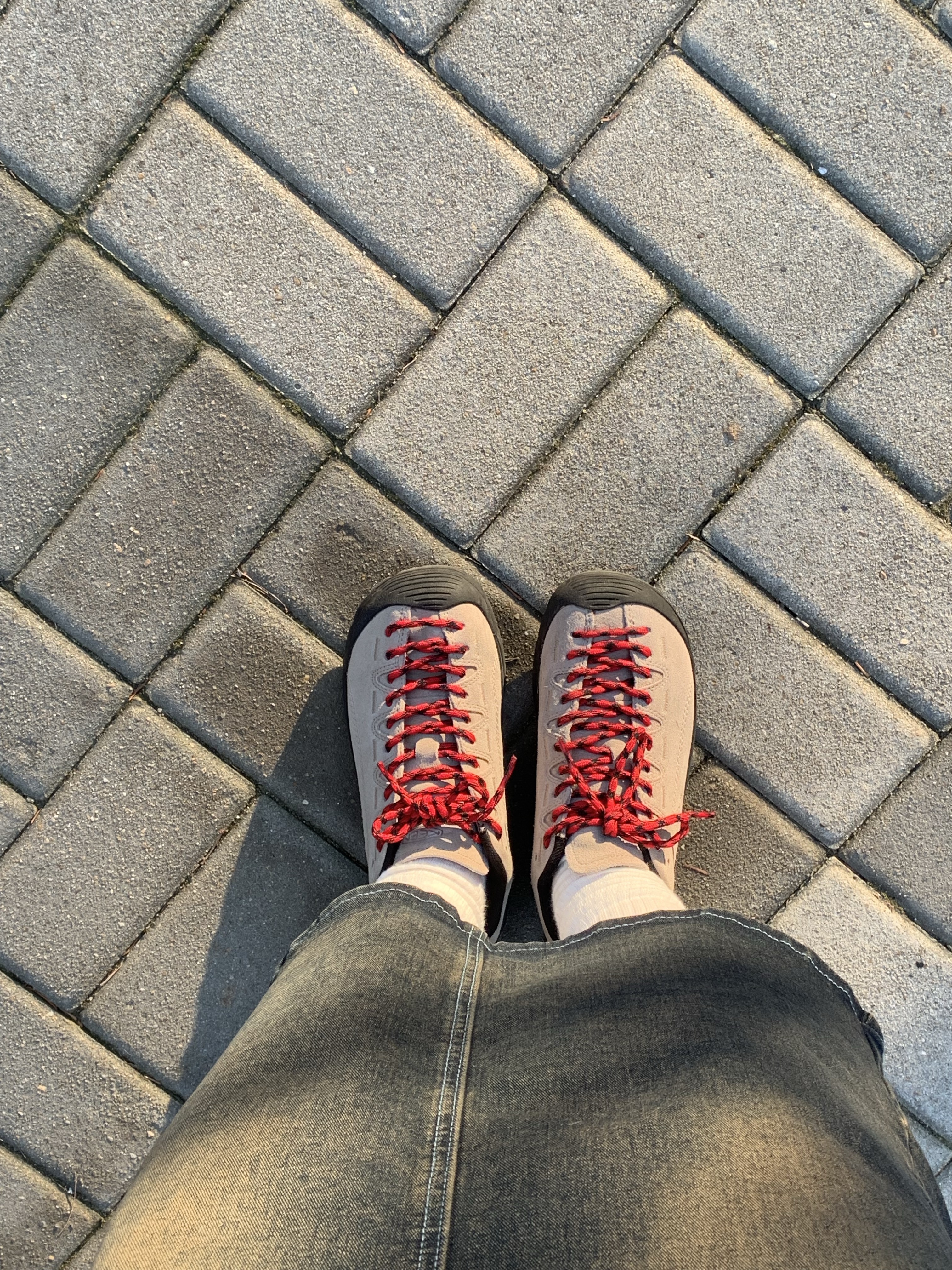 (W) Keen Jasper Suede Sneakers Silver Mink 착용 스타일 - 2