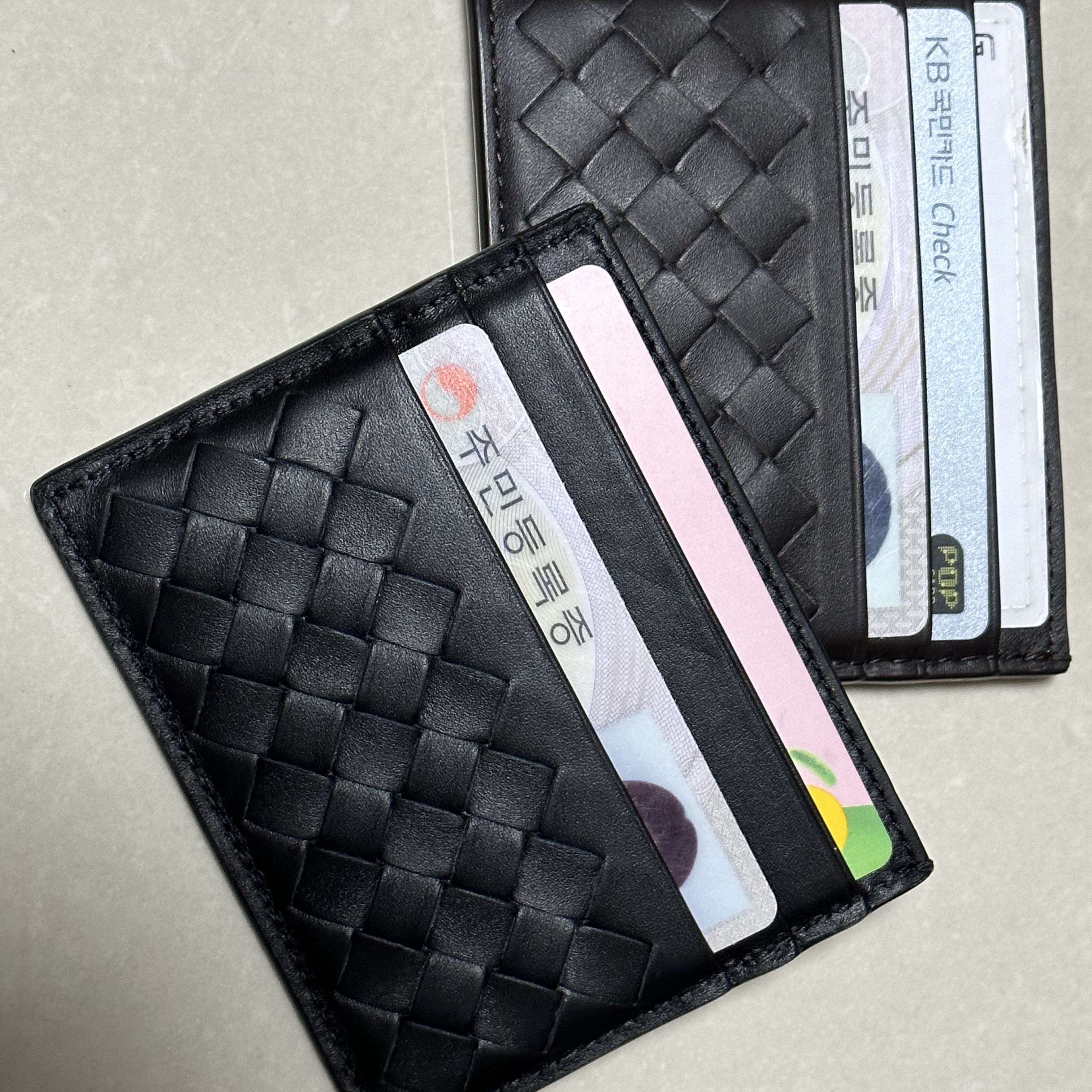 Bottega Veneta Credit Card Case Black, Bottega Veneta Credit Card Case Brown 착용 스타일 - 2