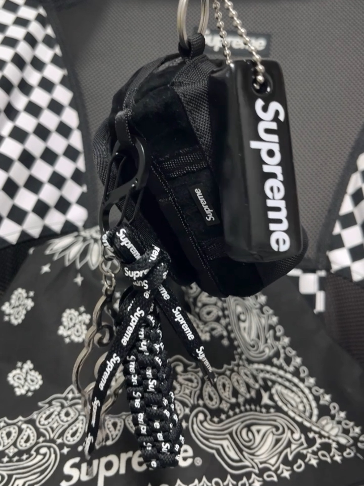 Supreme x The North Face Suede Base Camp Duffle Keychain Black - 23FW, Supreme Floating Keychain Black - 23FW 착용 스타일 - 1