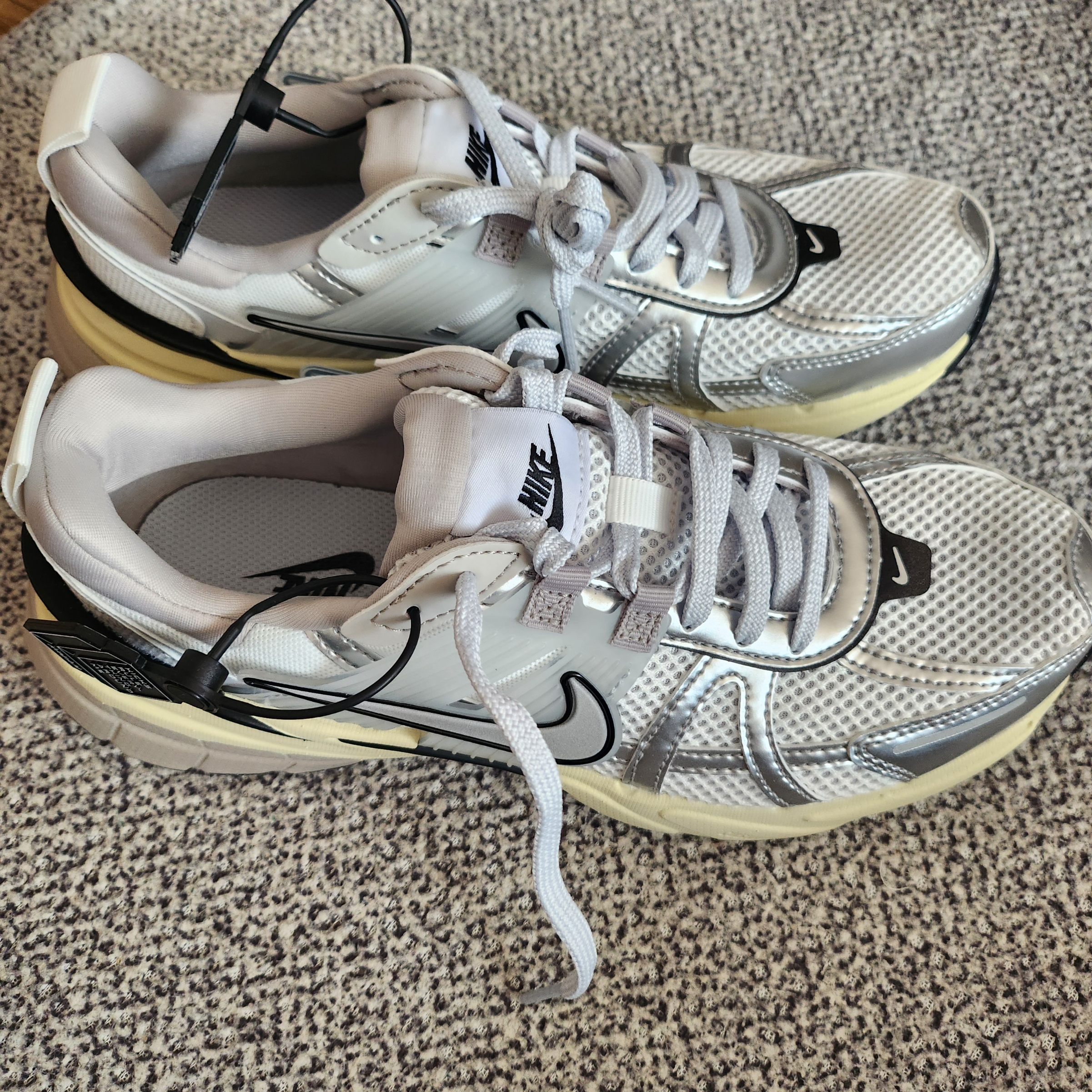Nike V2K Run Summit White Metallic Silver 착용 스타일 - 1