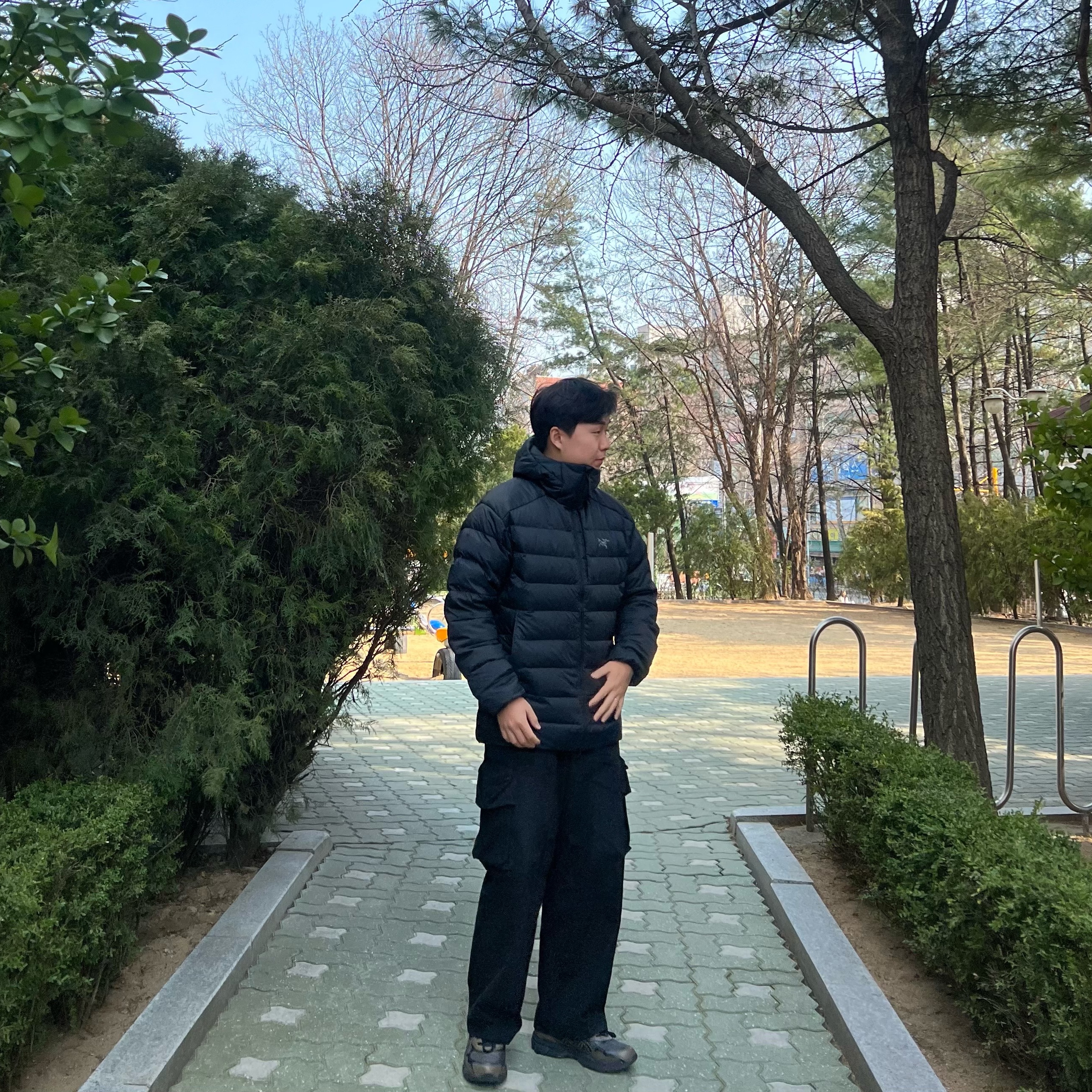 Arc'teryx Thorium Hoody Black, Asics Gel-NYC Dark Sepia Clay Canyon 착용 스타일
