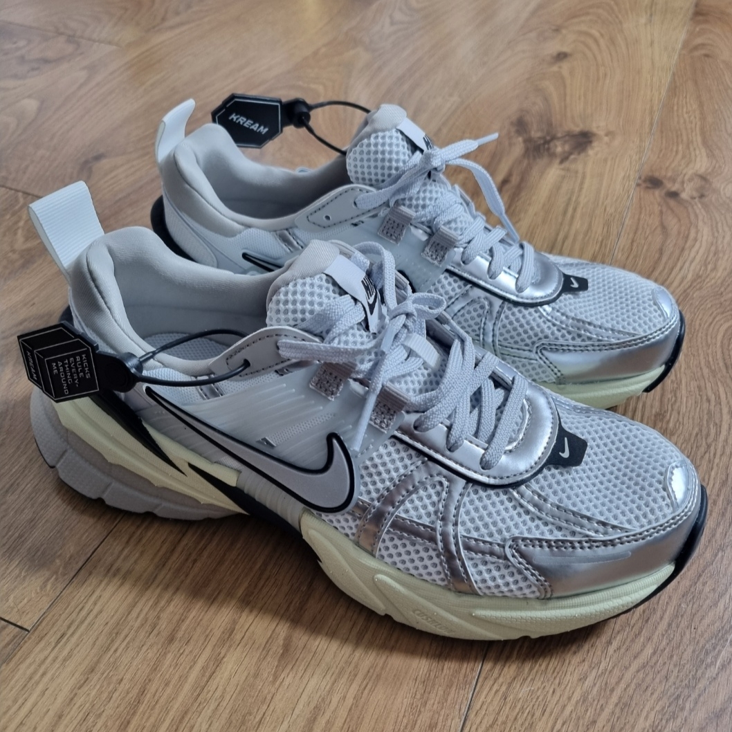 Nike V2K Run Summit White Metallic Silver 착용 스타일