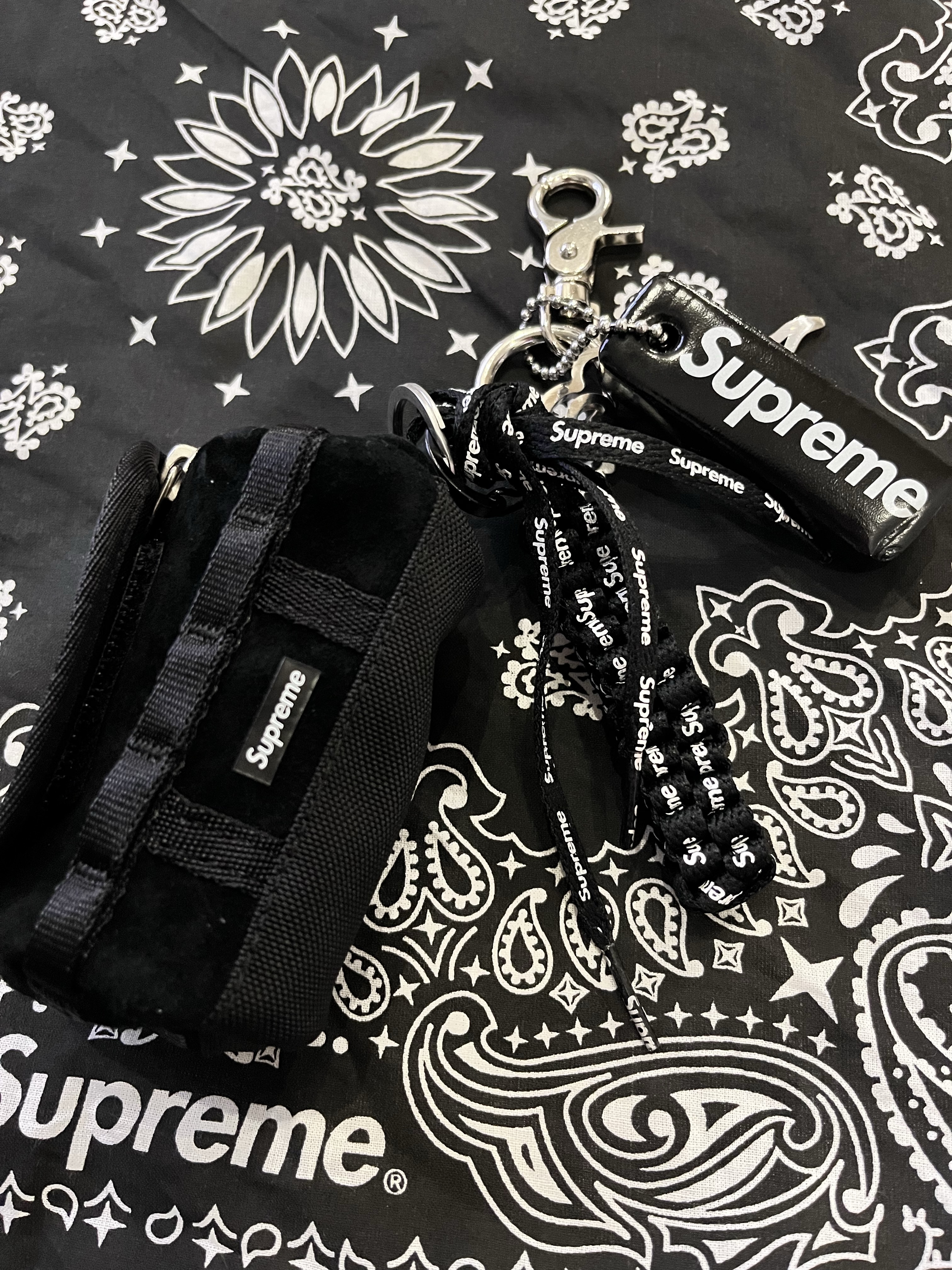 Supreme x The North Face Suede Base Camp Duffle Keychain Black - 23FW, Supreme Floating Keychain Black - 23FW 착용 스타일 - 2