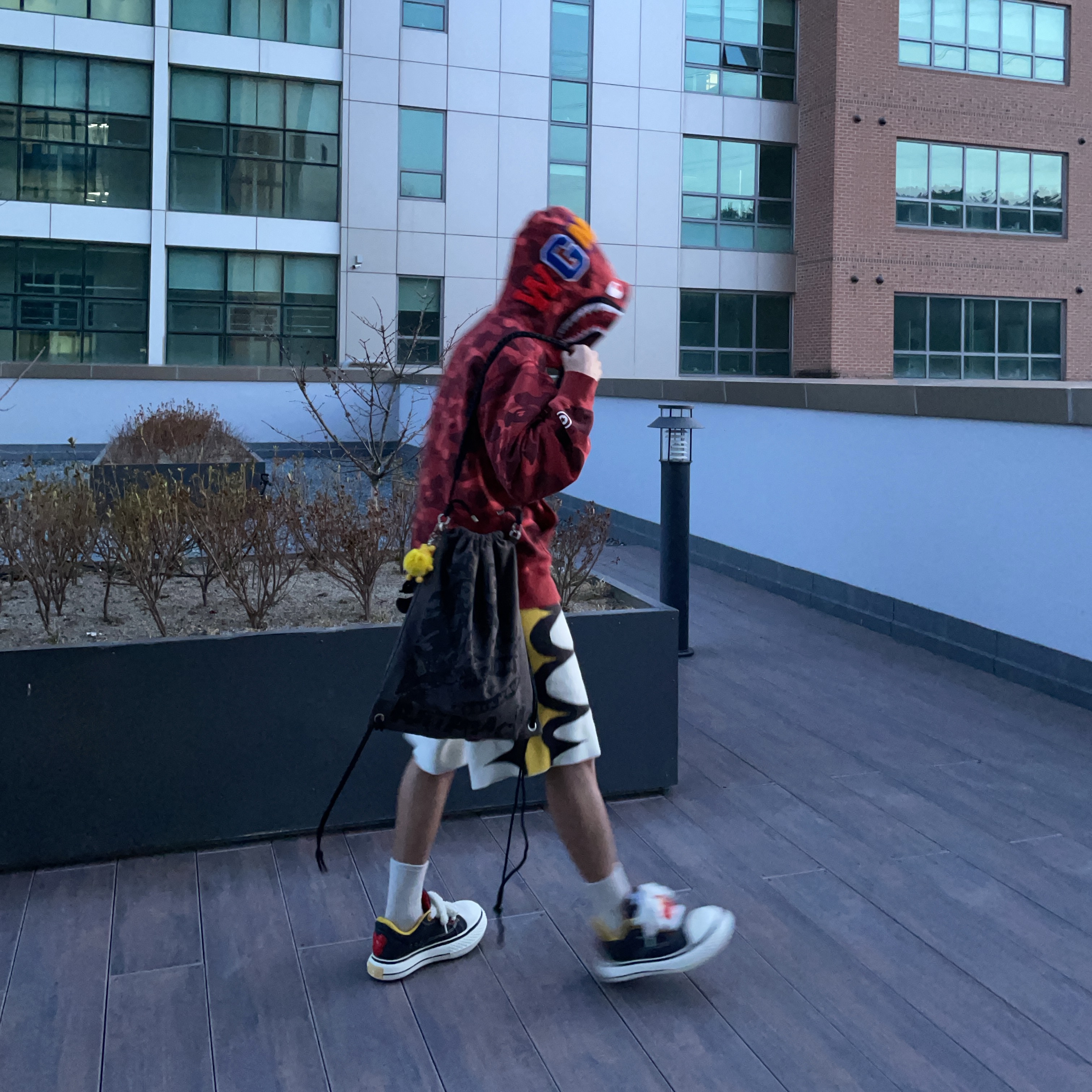 BAPE Color Camo Shark Full Zip Hoodie Red 착용 스타일 - 1